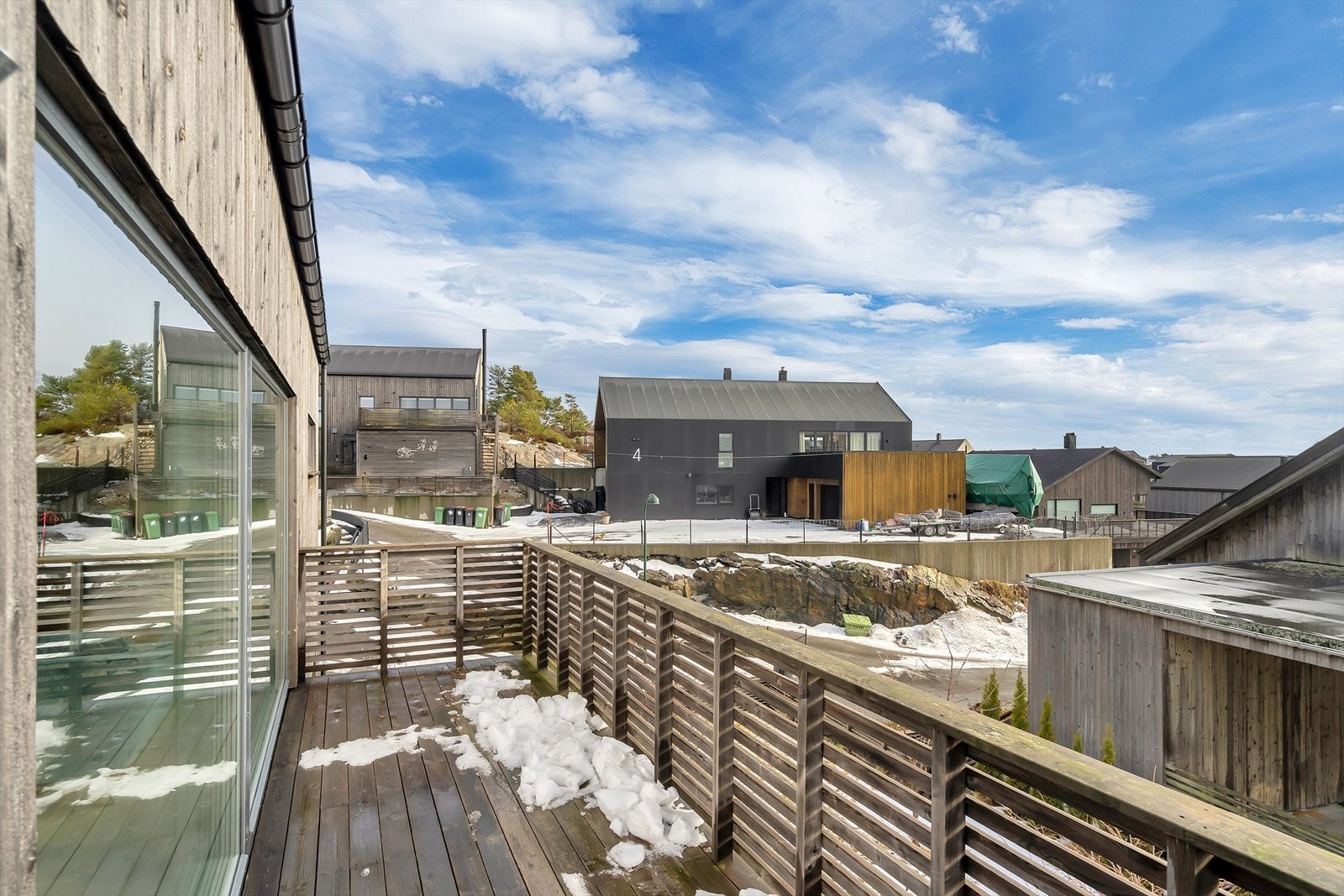 Adkomst til solrik terrasse fra stuen. Galleribilde