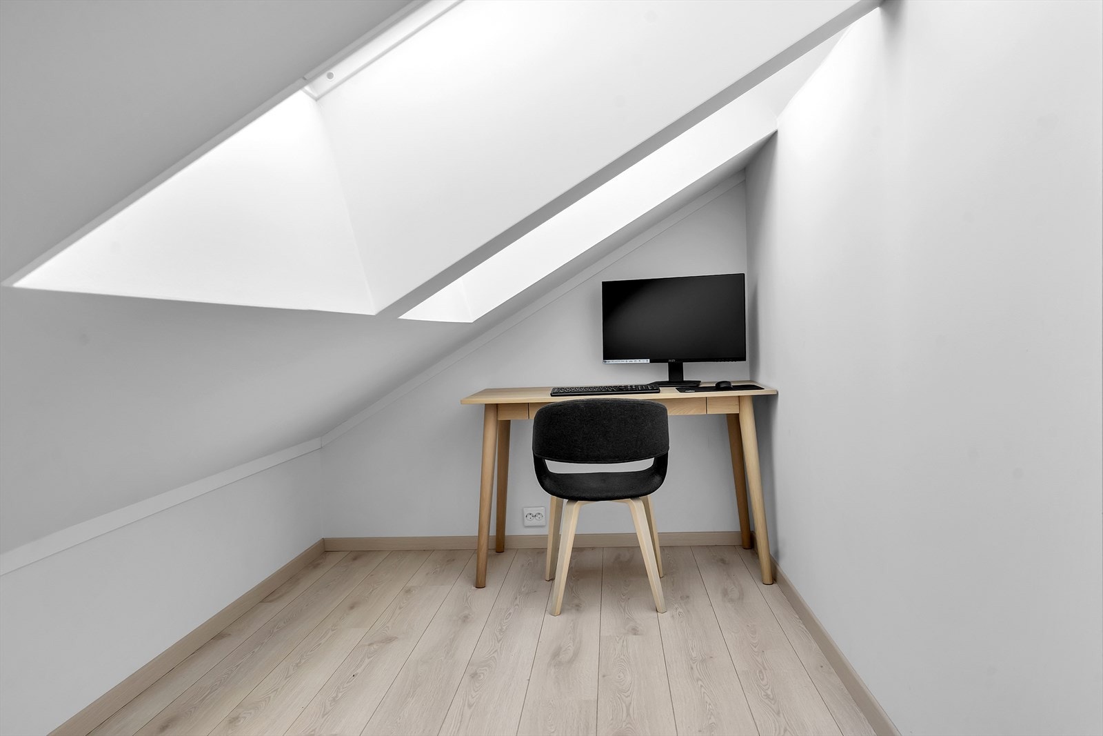 Rom ifm hems | Det foreligger ingen dokumentasjon/tegninger/godkjenninger på loftsetasjen, så denne etasjen er ikke godkjent som rom for varig opphold. Galleribilde