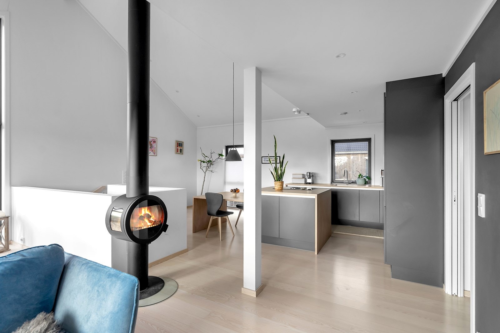 Rommet har en naturlig og fin overgang mellom stue og kjøkken. Galleribilde