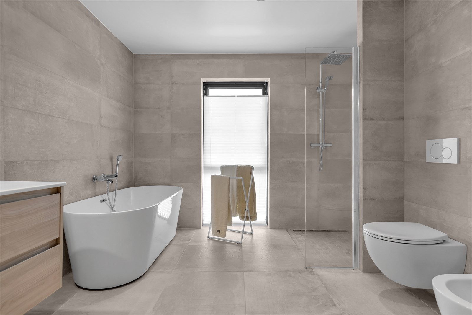 Romslig hovedbad, med lekre fliser og innredning. Galleribilde