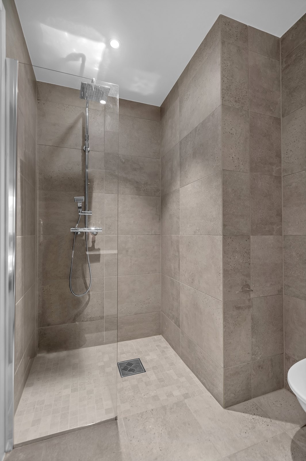 Lekkert bad med vegghengt toalett og dusjnisje | Varme i gulv. Galleribilde