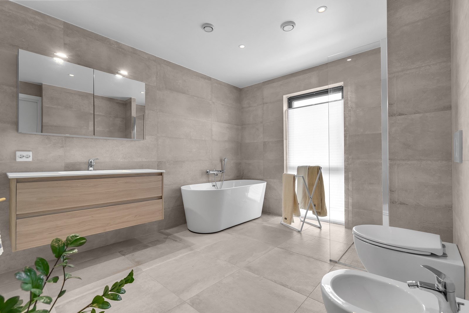 Romslig hovedbad, med lekre fliser og innredning | Varme i gulv. Galleribilde