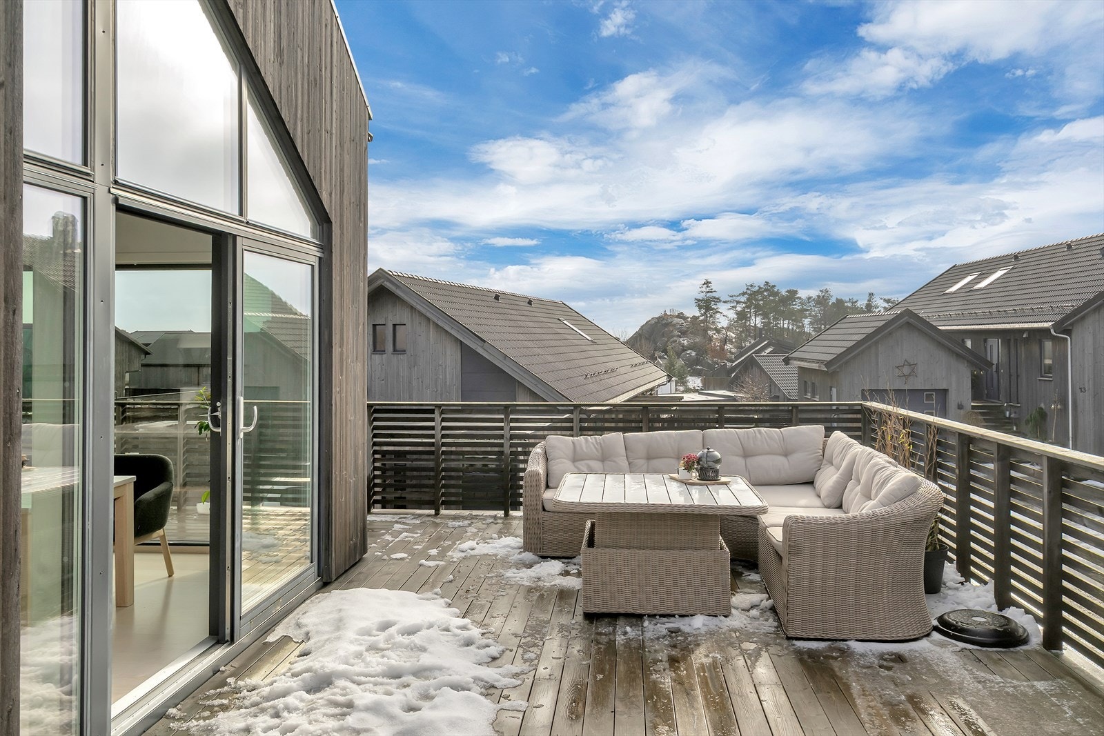 Adkomst til solrik terrasse fra stuen. Galleribilde