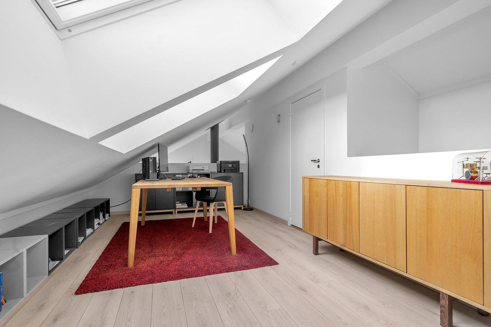 Hems | Det foreligger ingen dokumentasjon/tegninger/godkjenninger på loftsetasjen, så denne etasjen er ikke godkjent som rom for varig opphold. Galleribilde