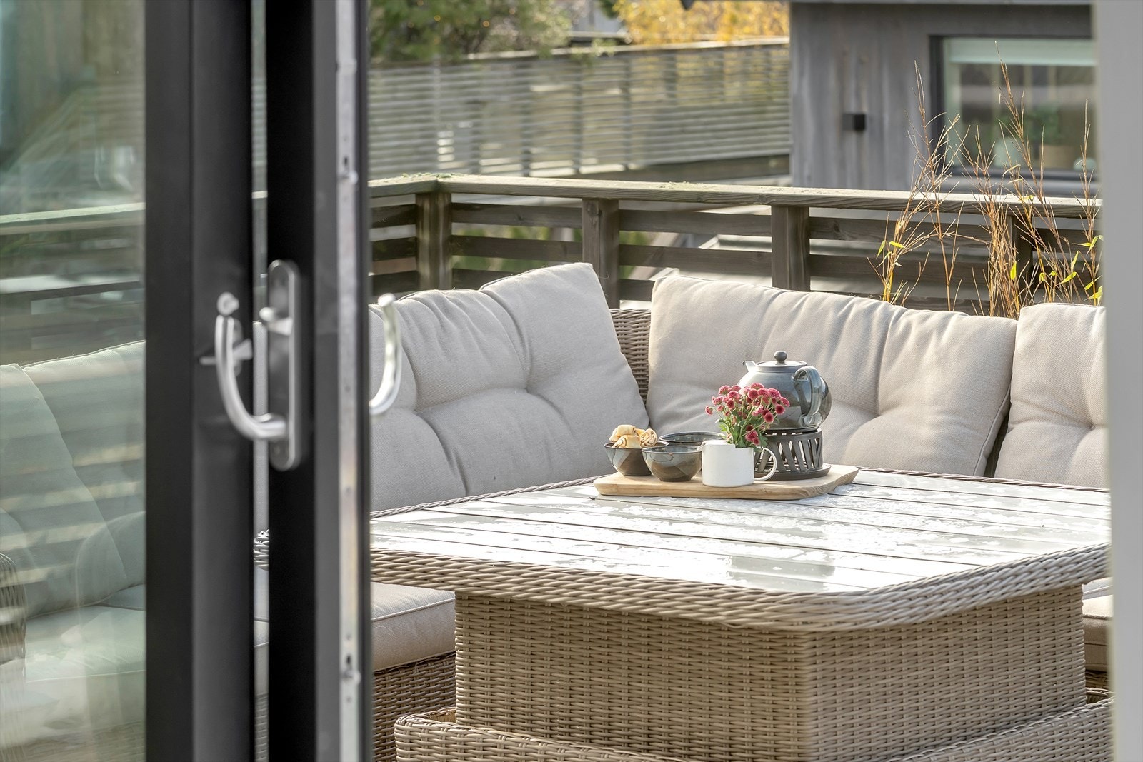 Adkomst til solrik terrasse fra stuen. Galleribilde