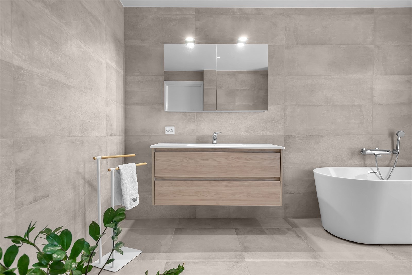 Romslig hovedbad, med lekre fliser og innredning. Galleribilde