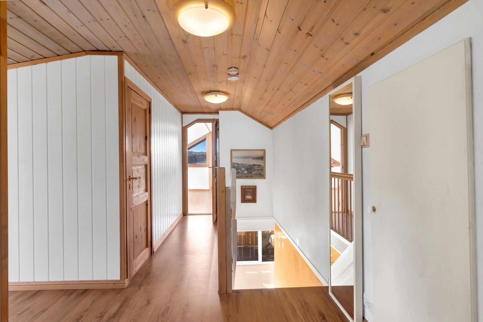 Gang på loft. Loft på byggegodkjente tegninger står som uinnredet areal uten rominndeling, etasjen er dermed ikke godkjent til varig opphold Galleribilde