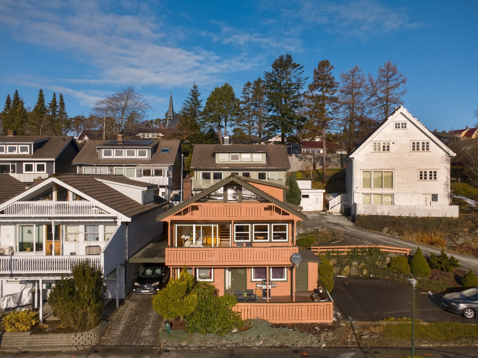 Notar v/Lillian Tunge har fått for salg en meget kjekk og innholdsrik enebolig i nærhet til sjø og friområder.
Foto: Jon Helge Hesby Galleribilde