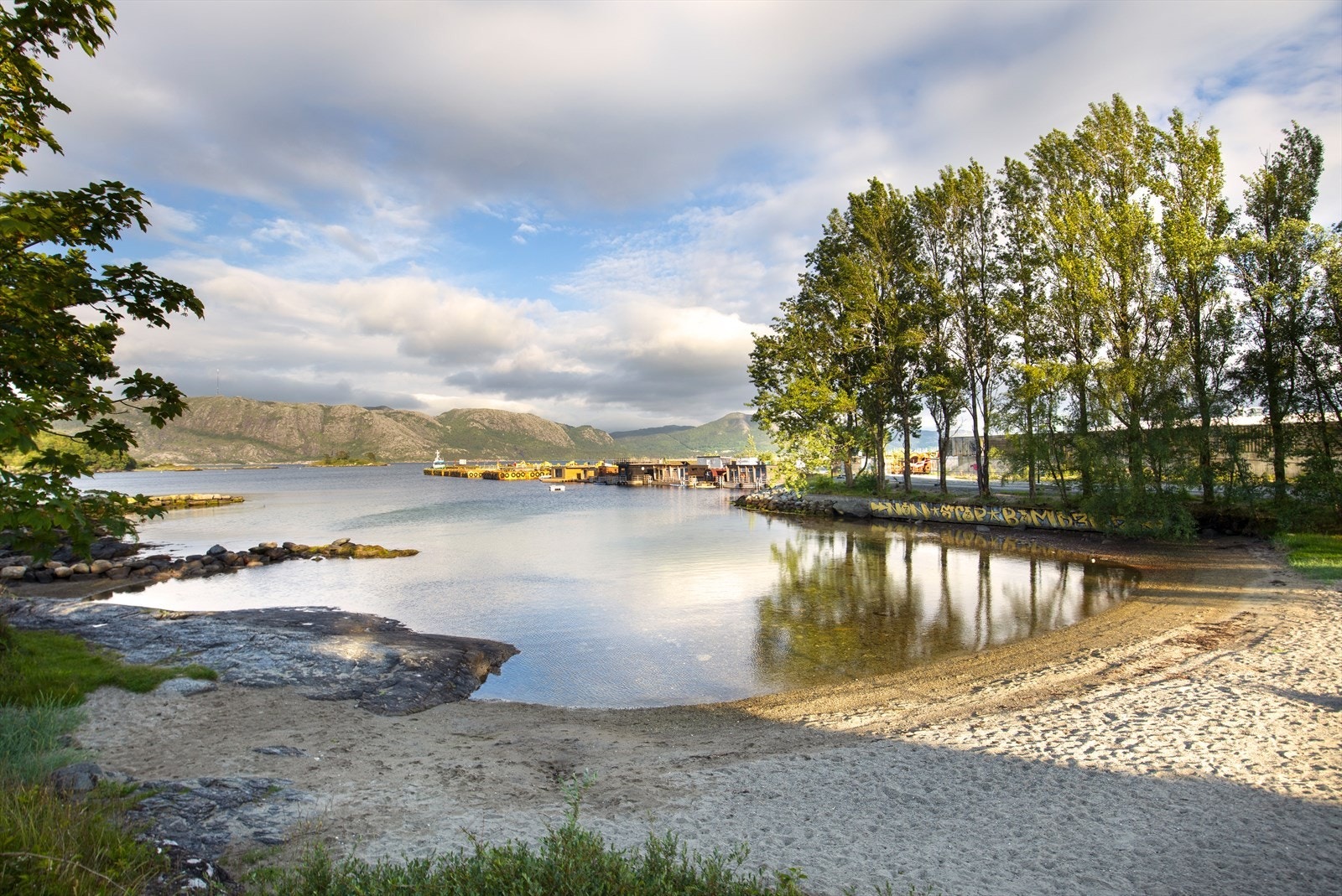 Boligen ligger i et barnevennlig område med kort vei til sjøen, badestrender og flotte turområder Galleribilde