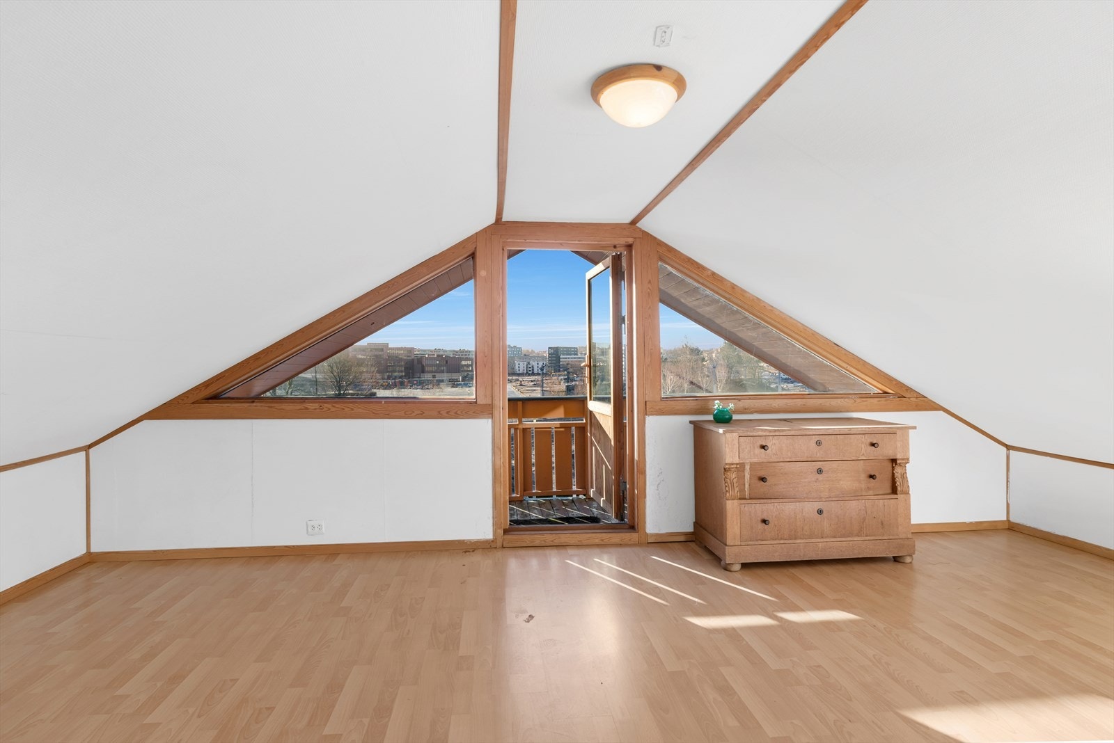 Stor og lys loftstue. Loft på byggegodkjente tegninger står som uinnredet areal uten rominndeling, etasjen er dermed ikke godkjent til varig opphold Galleribilde