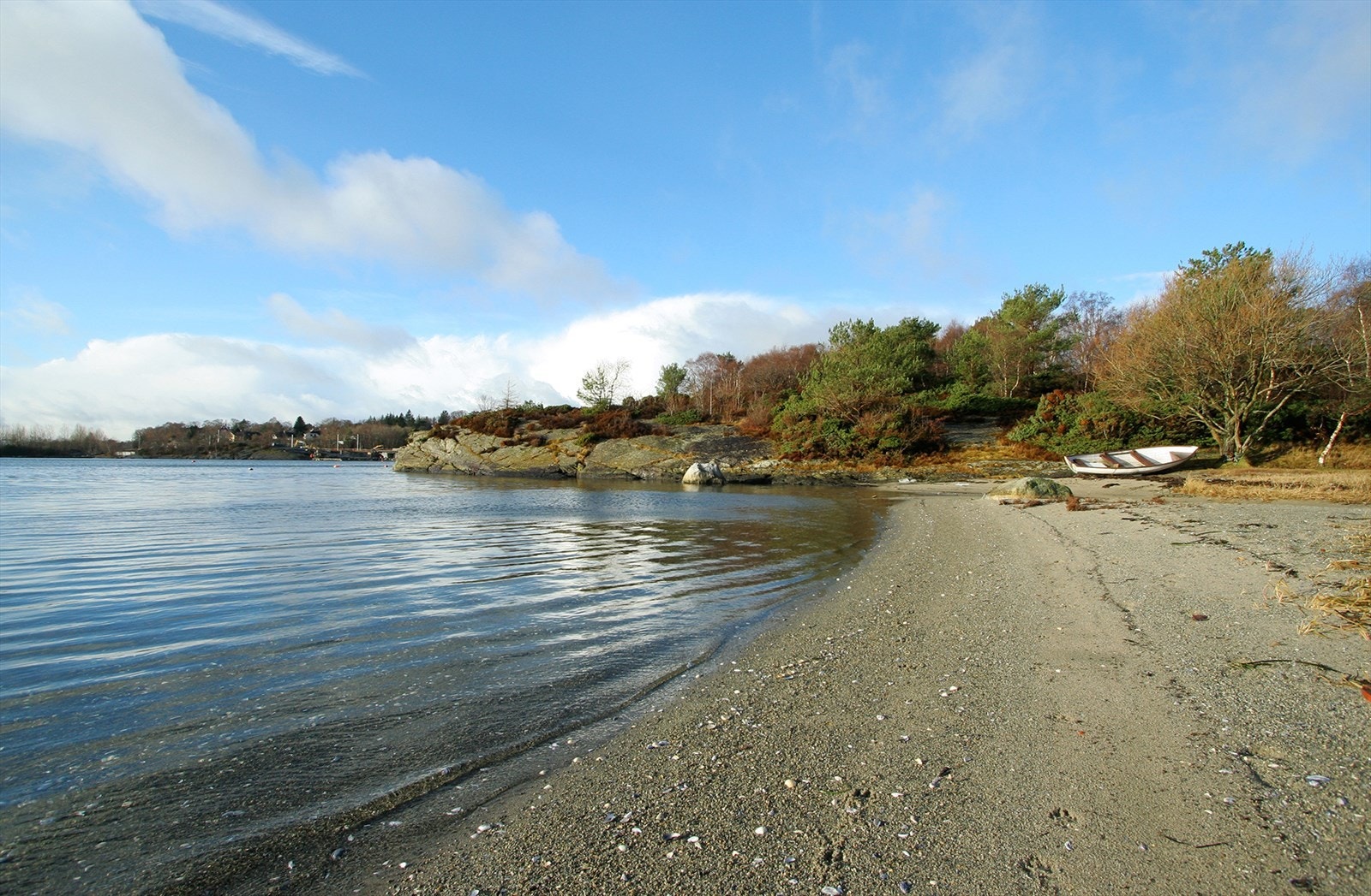 Boligen ligger i gåavstand til sjø, badestrender og nydelige turområder Galleribilde