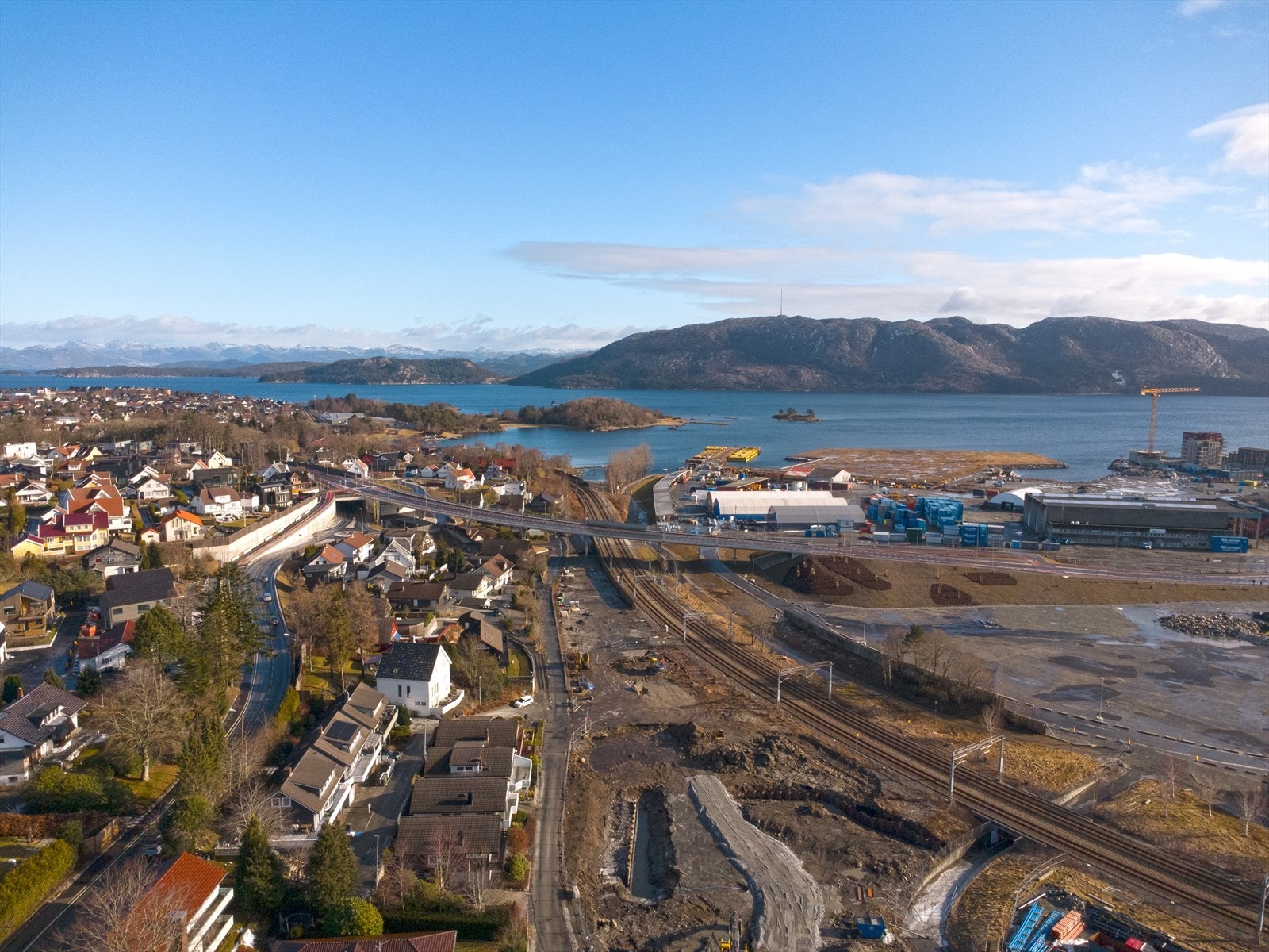En god beliggenhet i et meget spennende område under utvikling. Boligprosjektet Hinnavågen bygges foran boligen som vil gi nabolaget et virkelig godt løft med både flott arkitektur og grønne lunger. Se mer under Regulering i salgsoppgaven Galleribilde