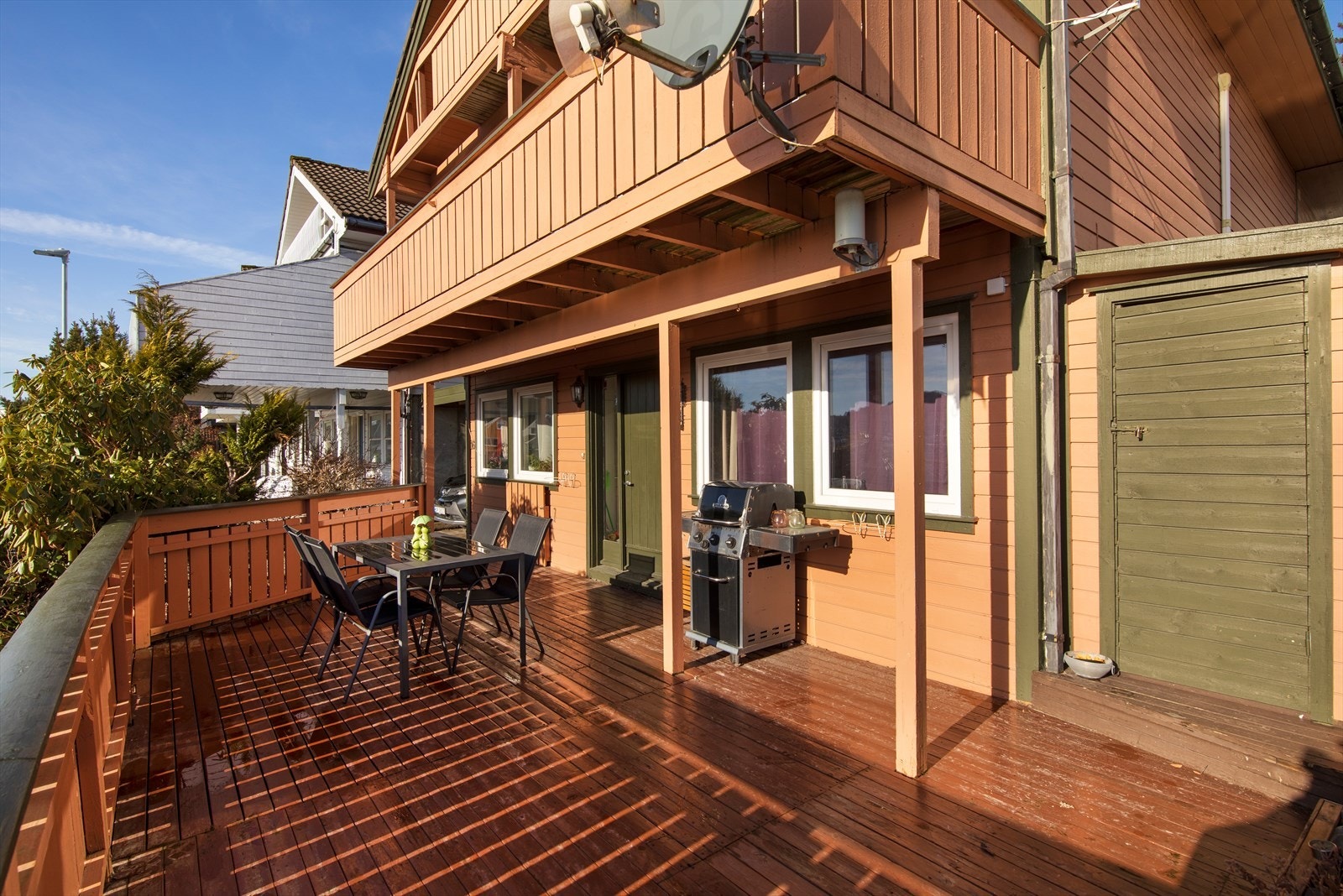 Stor solrik terrasse med utvendig bod Galleribilde