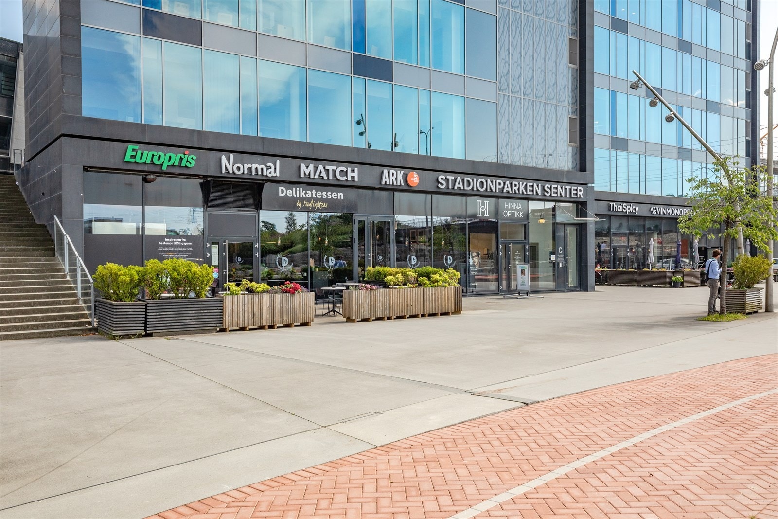 Stadionparken kjøpesenter byr på butikker som Høyer, Vinmonopolet, Kanelsnurren bakeri, dagligvare, bokhandel og spisesteder som Sabi Sushi og Delikatessen Galleribilde