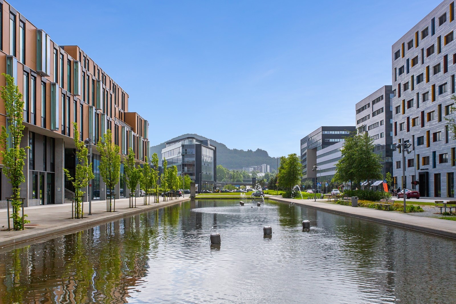 Gangavstand til Jåttåvågen togstasjon og Stadionparken kjøpesenter med butikker som Høyer, Vinmonopolet, Kanelsnurren bakeri, dagligvare, bokhandel og spisesteder som Sabi Sushi og Delikatessen. I tillegg har du Lyse Arena for fotballkamper og konserter Galleribilde