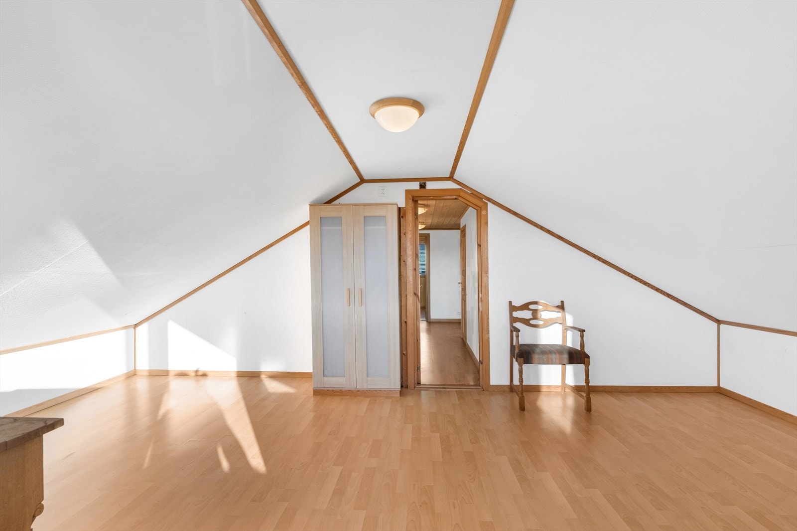 Loftstue. Rommet er også blitt brukt som soverom. Ikke godkjent oppholdsrom Galleribilde