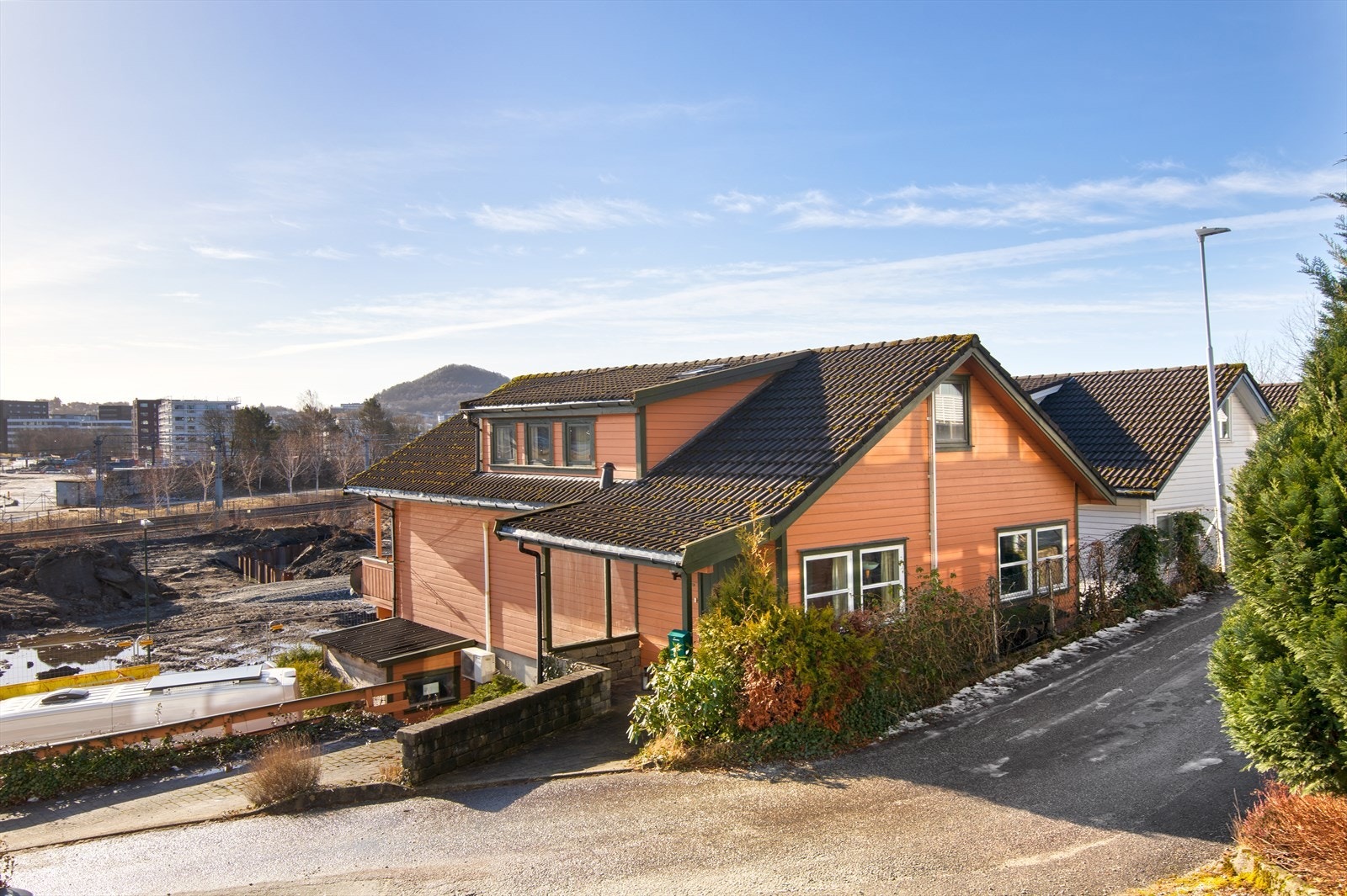 Fasade - en god beliggenhet i enden av rekken Galleribilde