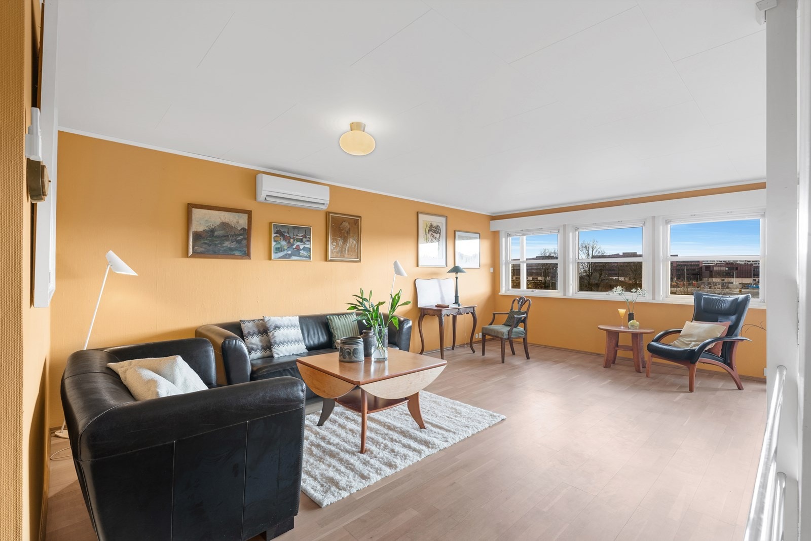 Lys og romslig stue med store vindusflater Galleribilde