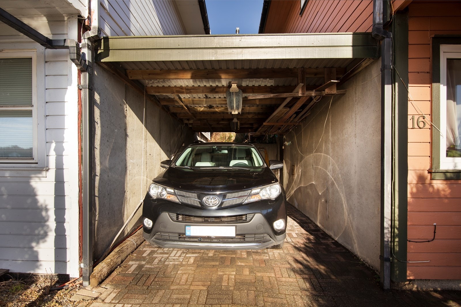 Carport. Fra carporten har du tilkomst til underetasjens vaskerom Galleribilde
