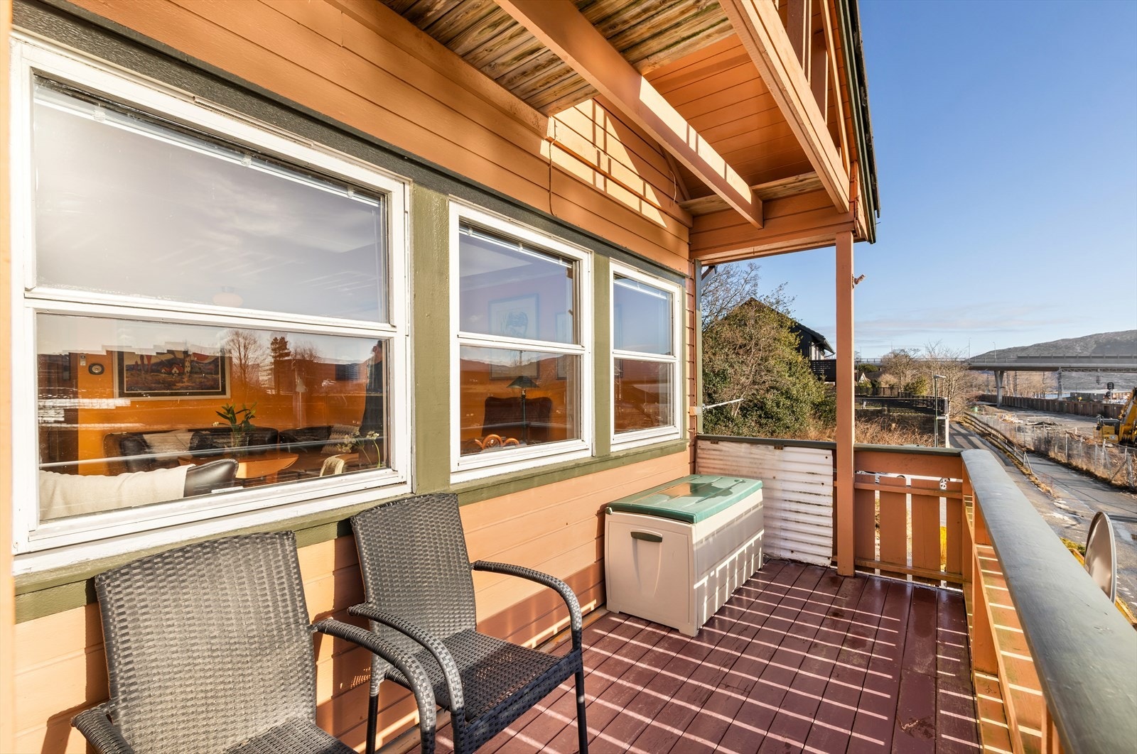 Utsikten fra altanen vil bli påvirket av boligprosjektet Hinnavågen. Hinnavågen bygges foran boligen som vil gi nabolaget et virkelig godt løft med både flott arkitektur og grønne lunger. Les mer under Regulering i salgsoppgaven Galleribilde