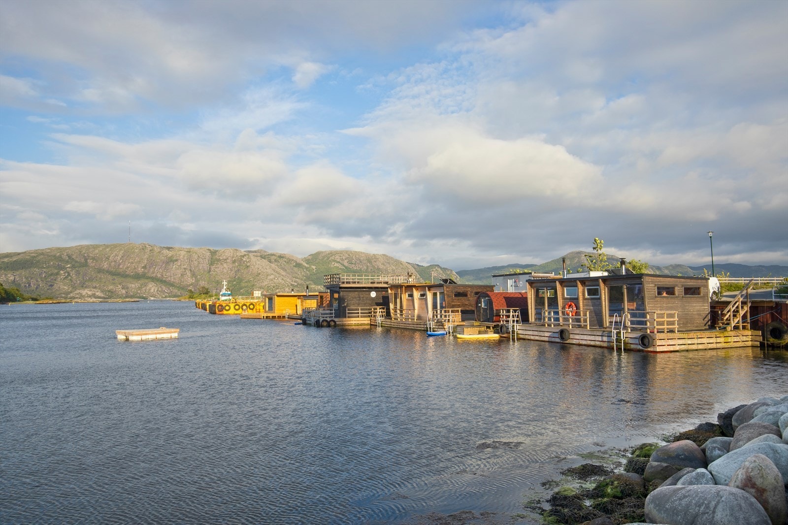 Populære Damp Hinna har du også i nærheten som byr på deilig sauna med forfriskende bad Galleribilde
