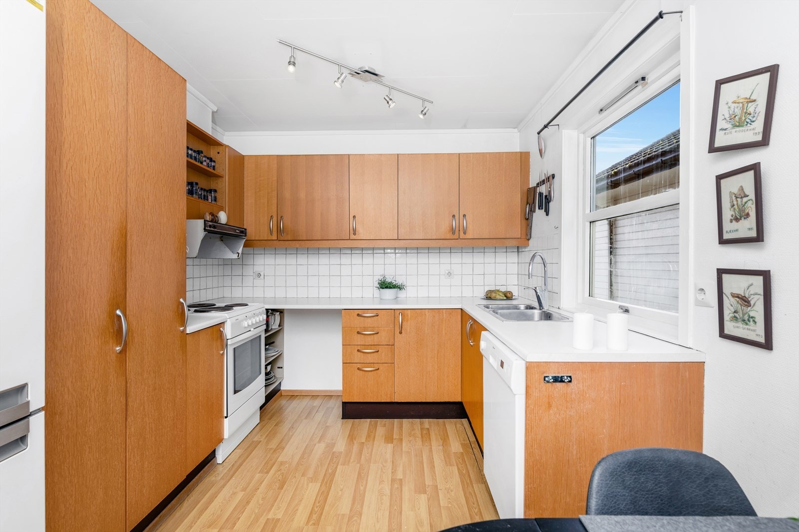 Kjøkken med god arbeidsplass og oppbevaringsmuligheter Galleribilde