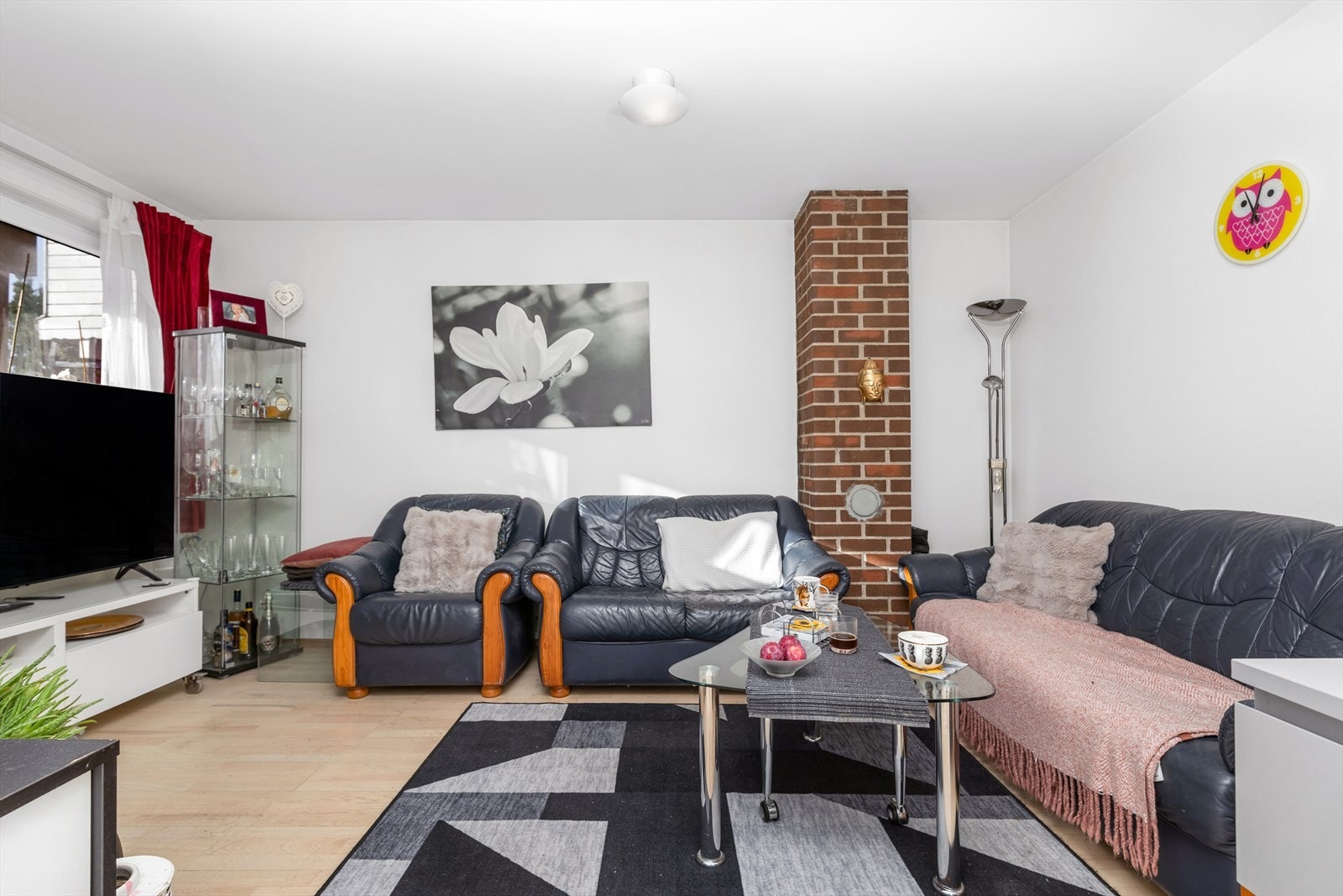 Stuen har store vinduer som slipper inn rikelig med lys Galleribilde