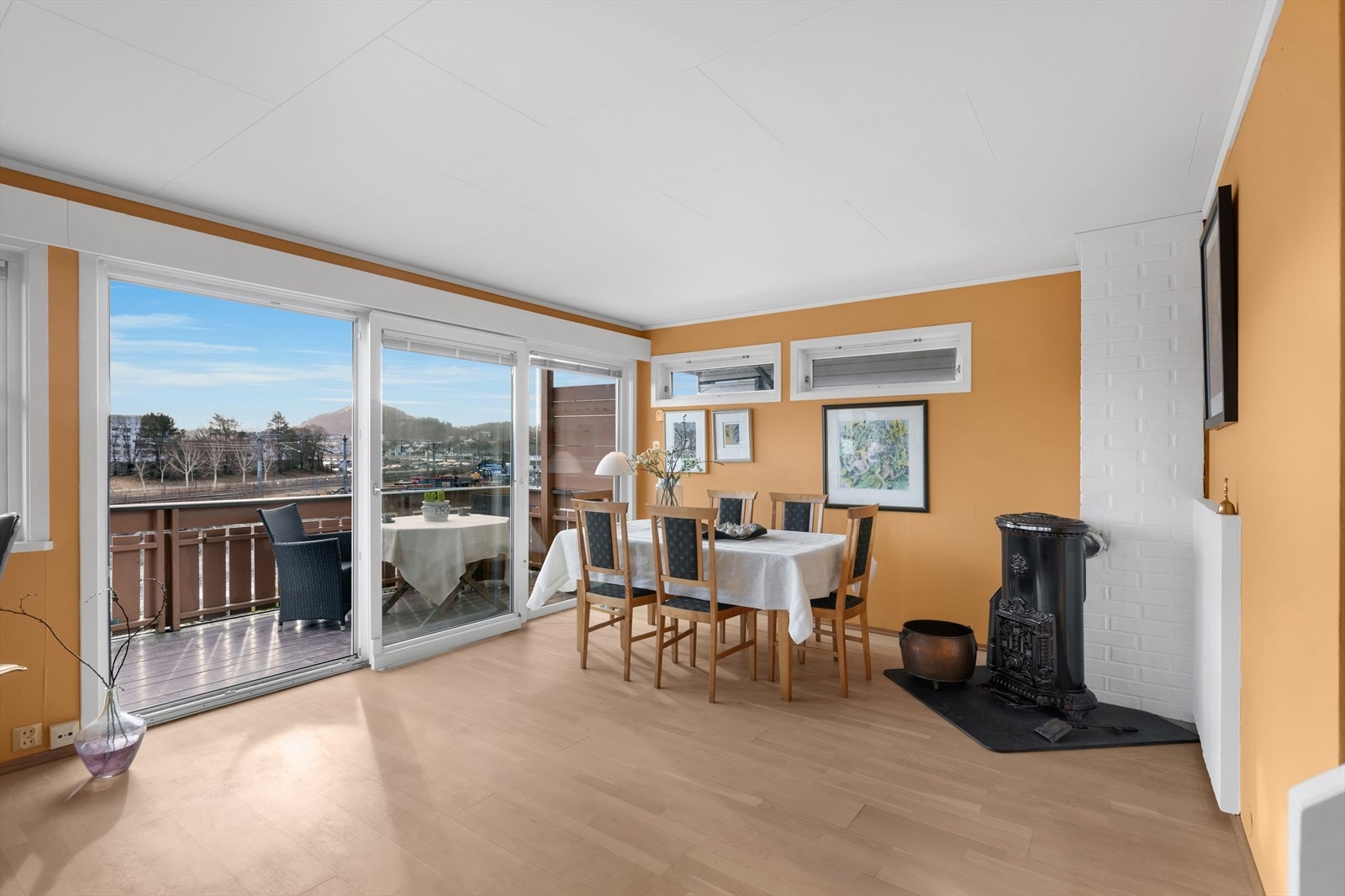 Fra stuen har du utgang til solrik altan Galleribilde