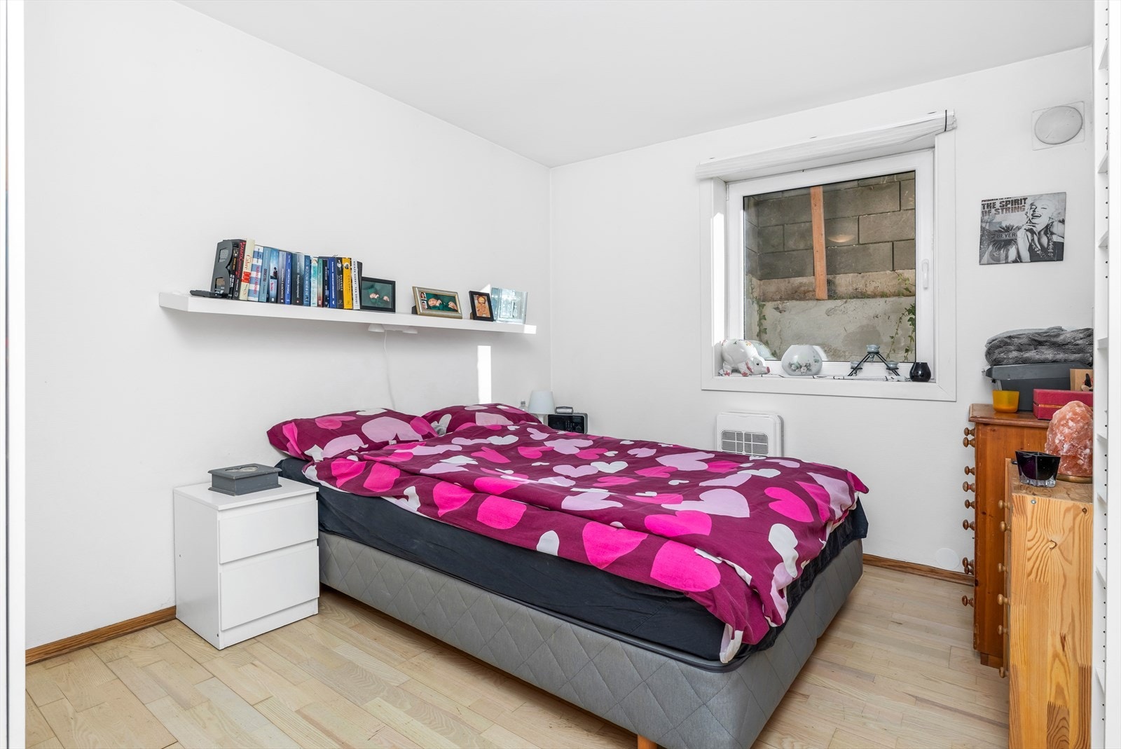 Underetasje: Rom brukt som soverom (ikke godkjent, i følge godkjente tegninger er rommet oppført som klær og matbod ) Galleribilde