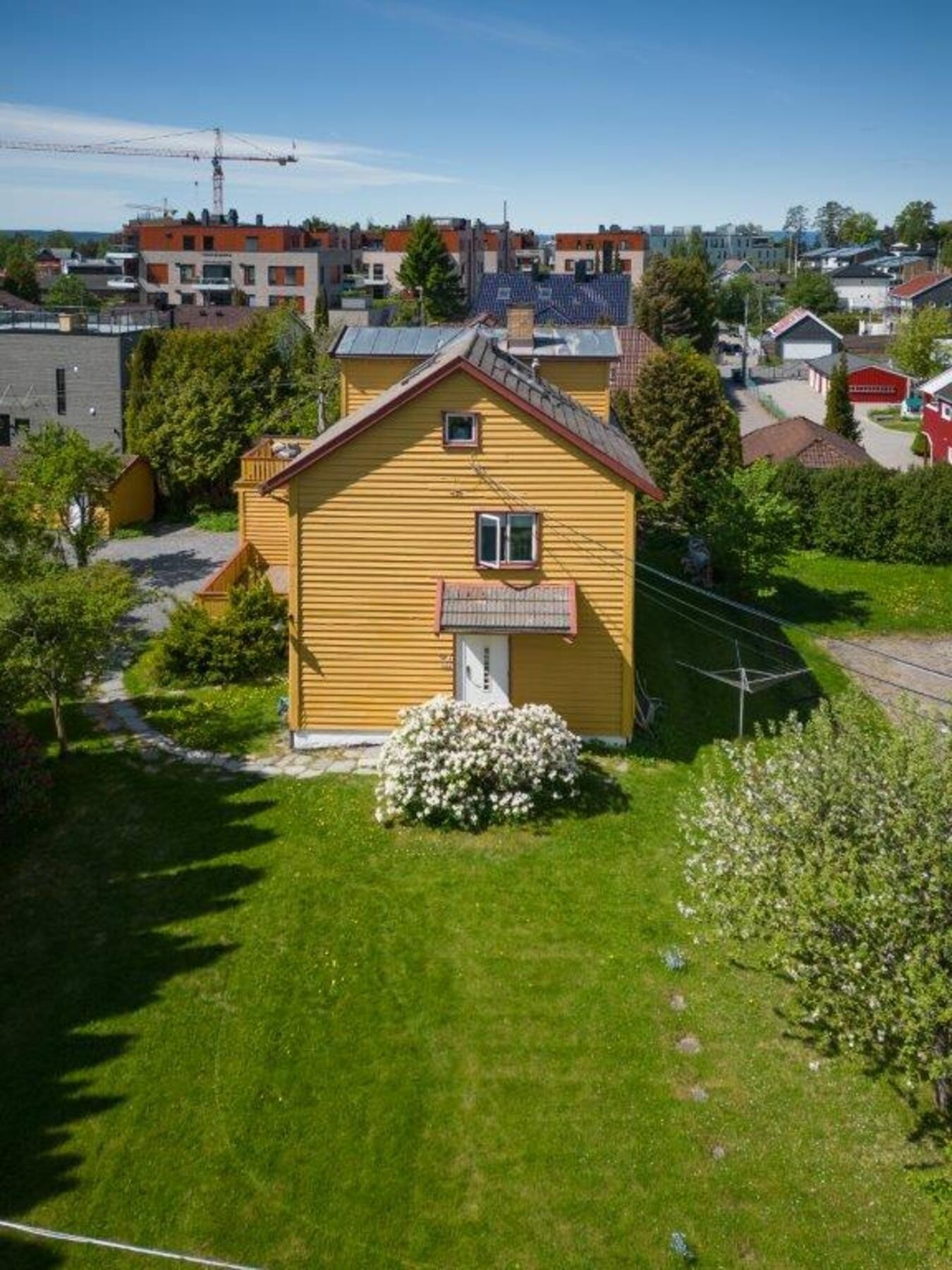 Stor og anvendelig hage som gir fine utearealer for både lek, avslapning og sosiale sammenkomster. (Huset ble malt hvitt i fjor, gult på bilde her) Galleribilde