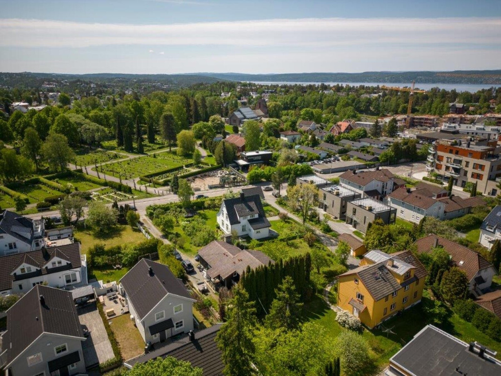 Beliggenheten har en glimrende plassering tilbaketrukket fra trafikkert vei, midt mellom marka og fjorden med alle strendene. Galleribilde
