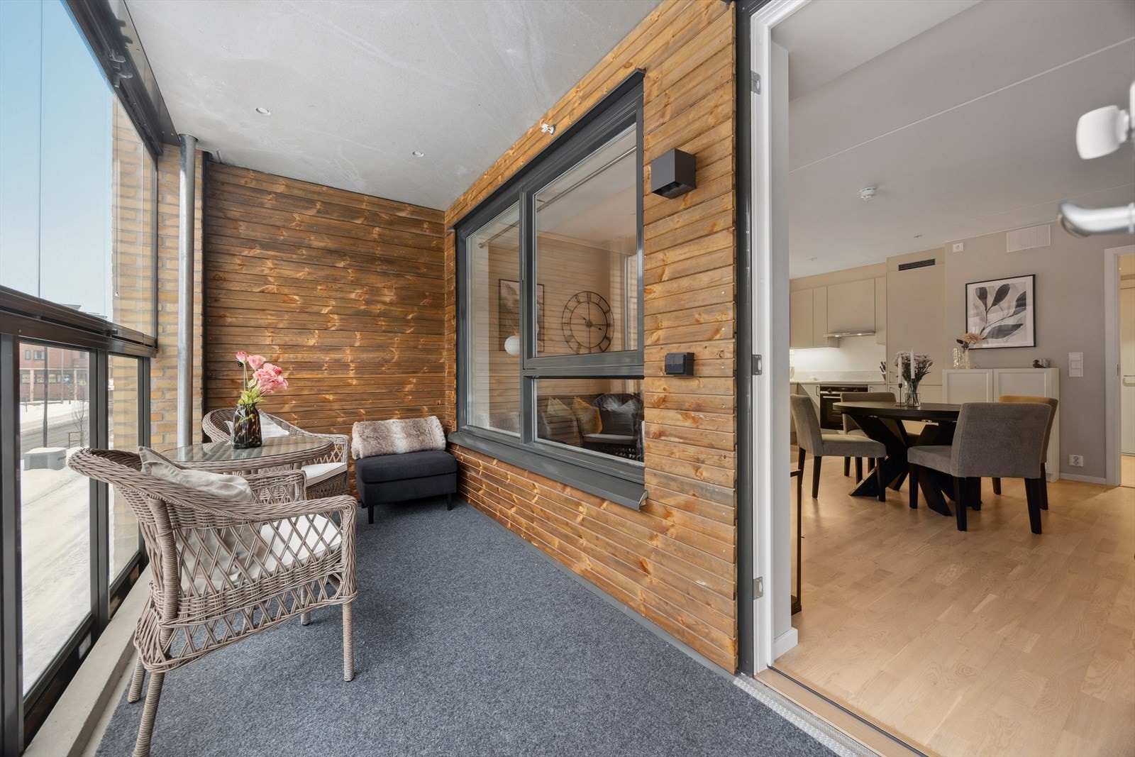 Balkongen er sydvendt og strekker seg lags hele leilighetens bredde. Galleribilde