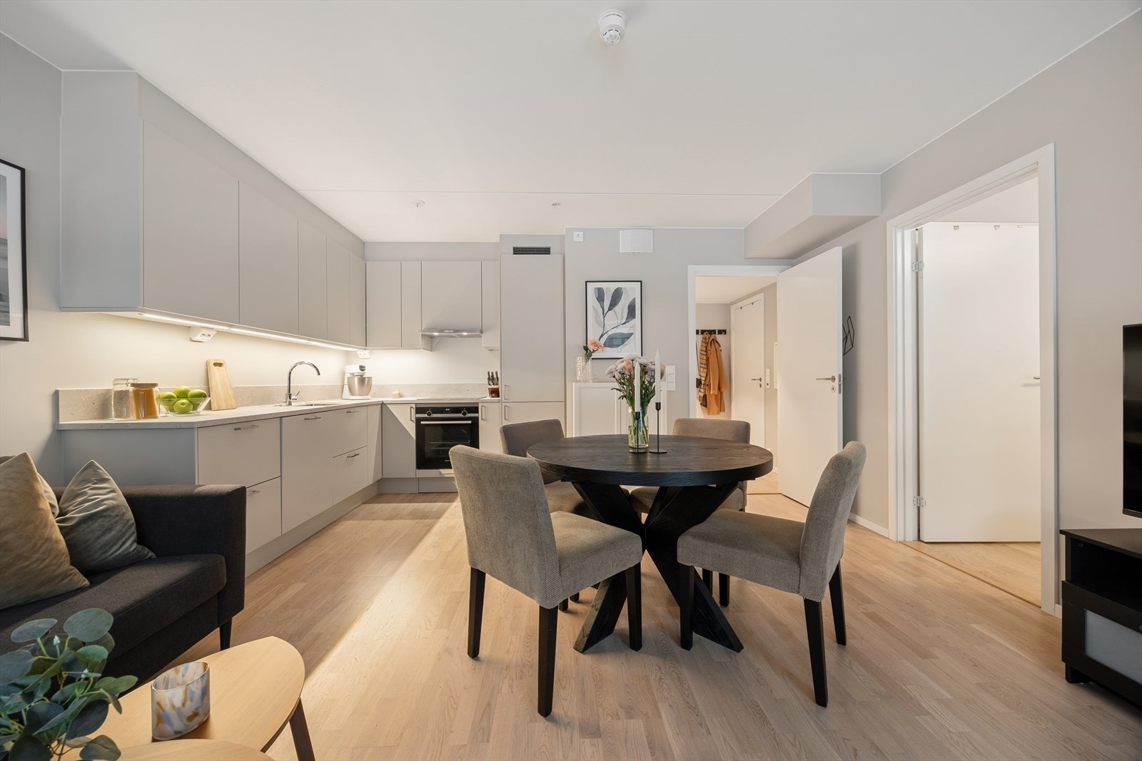 Leiligheten har moderne fasiliteter som balansert ventilasjon og vannbåren varme. Galleribilde