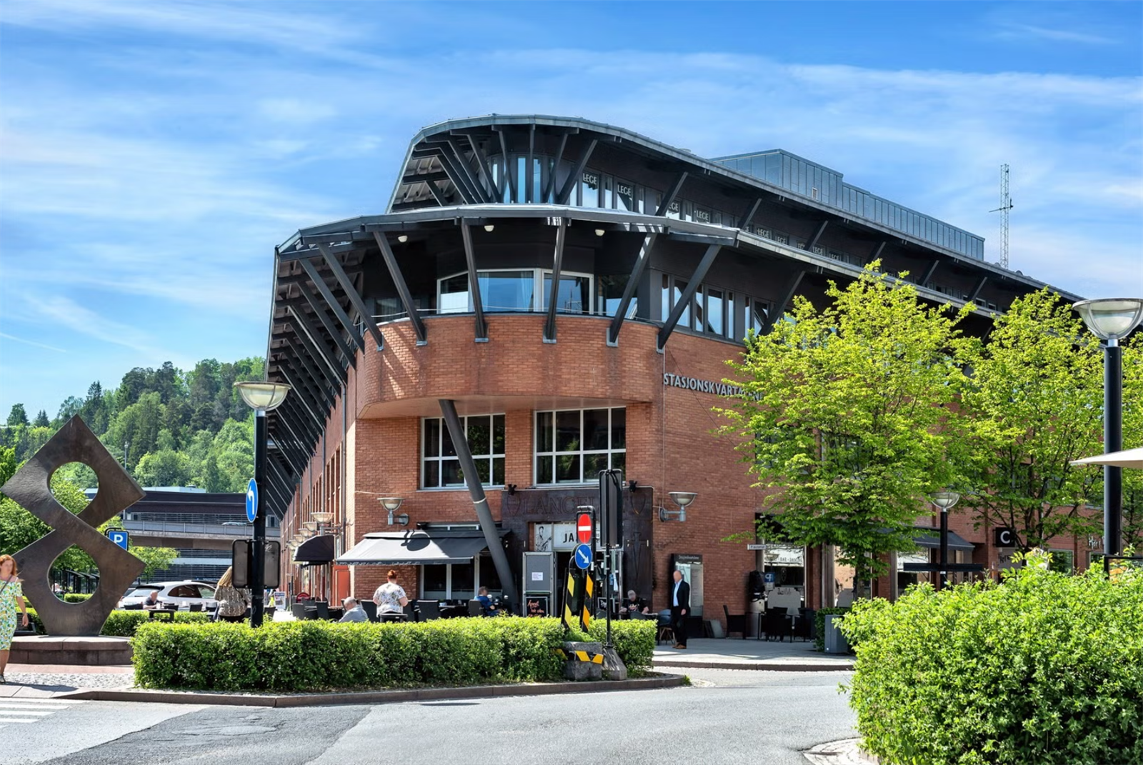 Asker sentrum med et bredt utvalg av butikker, servicetilbud og serveringssteder. Galleribilde