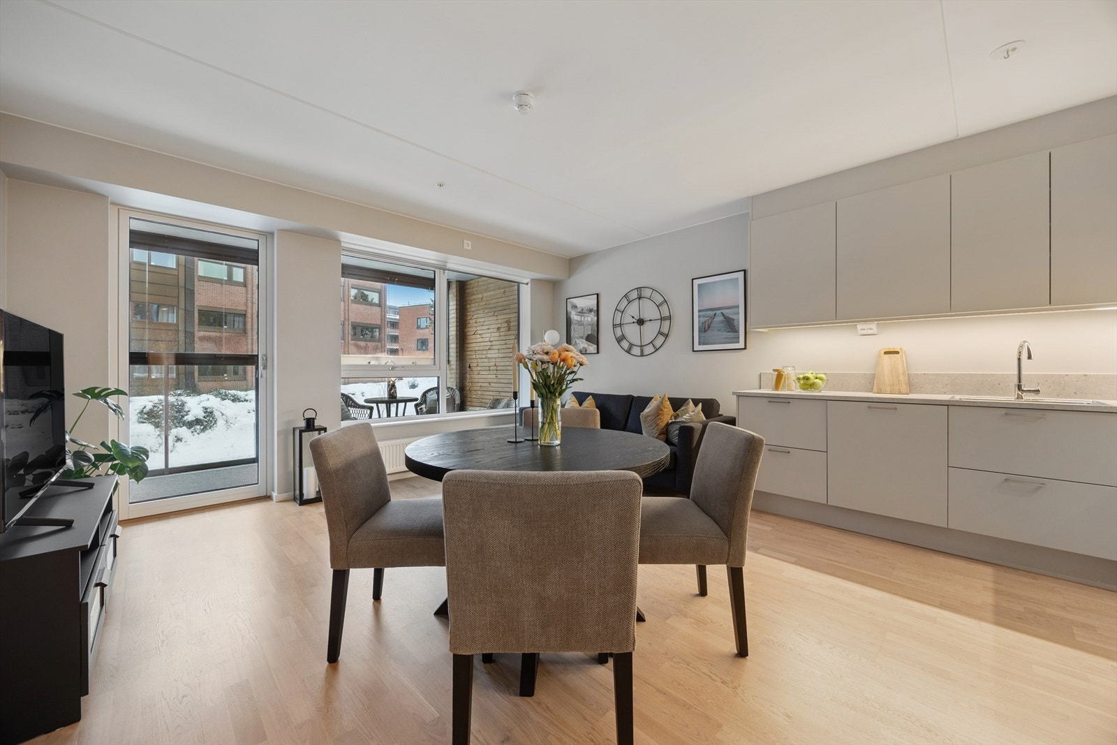 Stue og kjøkken i åpen løsning gir god plass til en romslig spisebord. Galleribilde