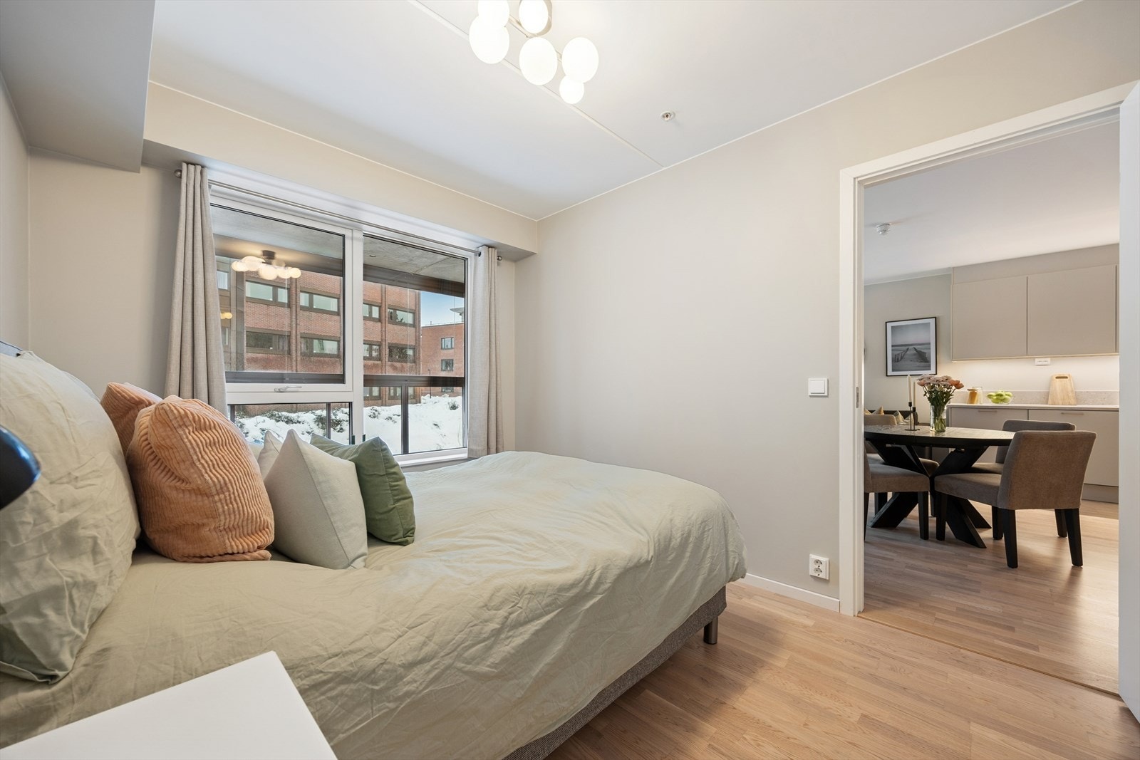 Soverommet har god plass til dobbeltseng og garderobeløsning. Galleribilde