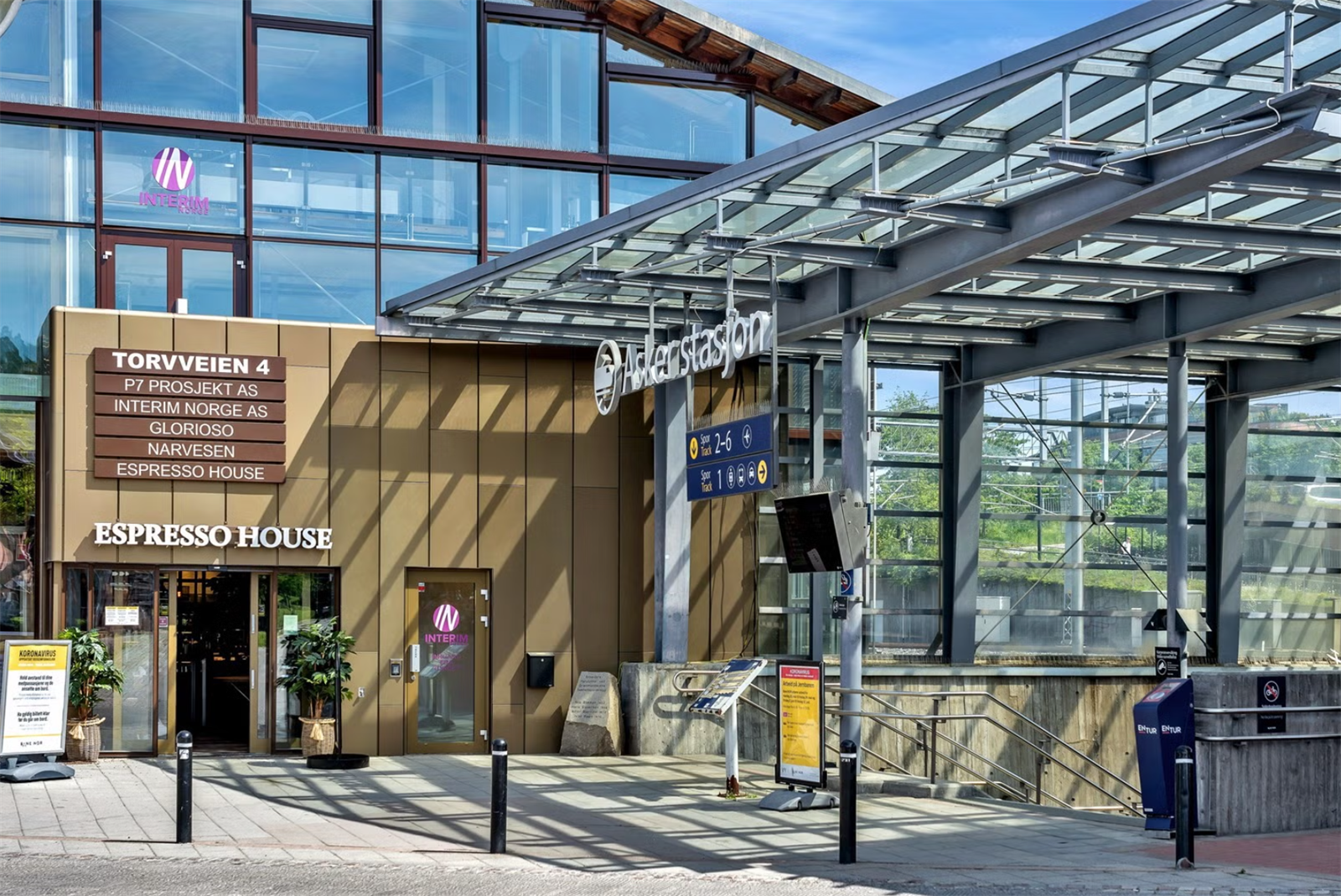 Asker stasjon ligger innen gangavstand og fungerer som et viktig kollektivknutepunkt med hyppige togavganger mot Oslo og Drammen. Galleribilde