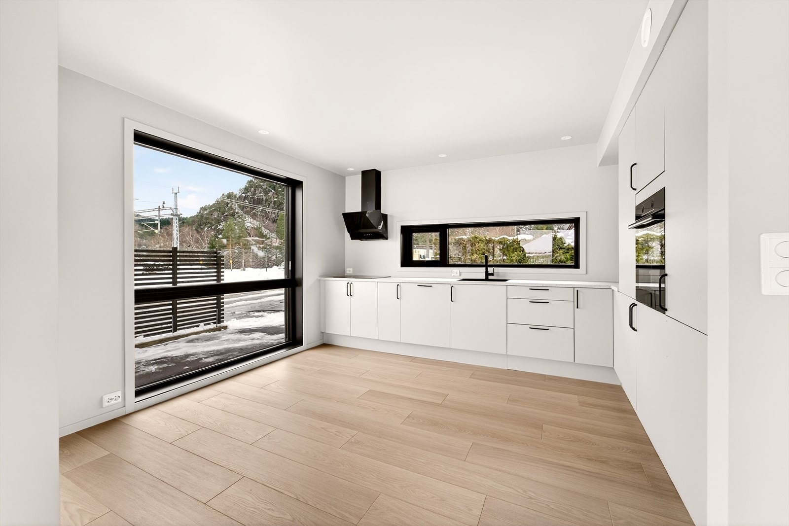 Delikat kjøkken med integrerte hvitevarer. Plass til kjøkkenbord. Galleribilde