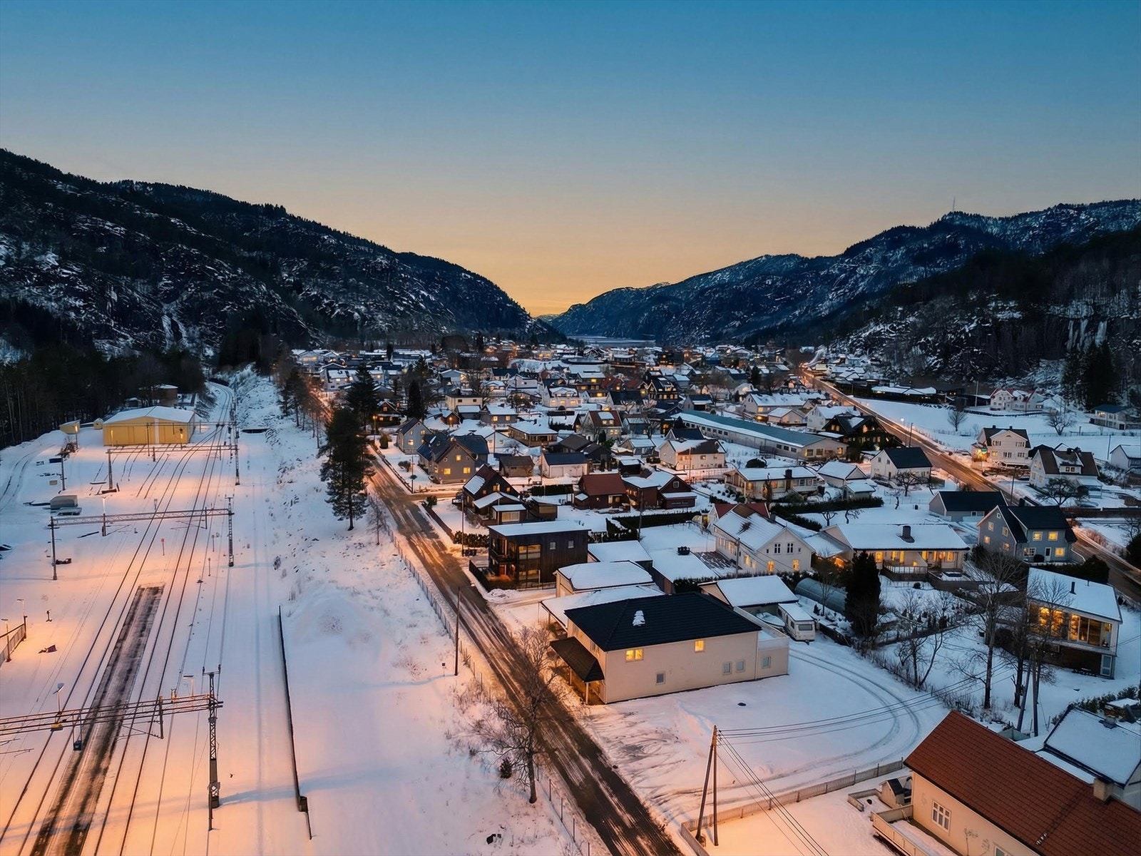 Sental beliggenhet på Sira. Kort vei til butikk, barnehage, skole, togstasjon og turområder. Galleribilde
