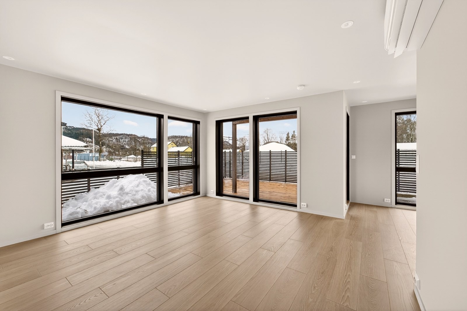 Stue med store vindusflater gir mye naturlig lys. Galleribilde