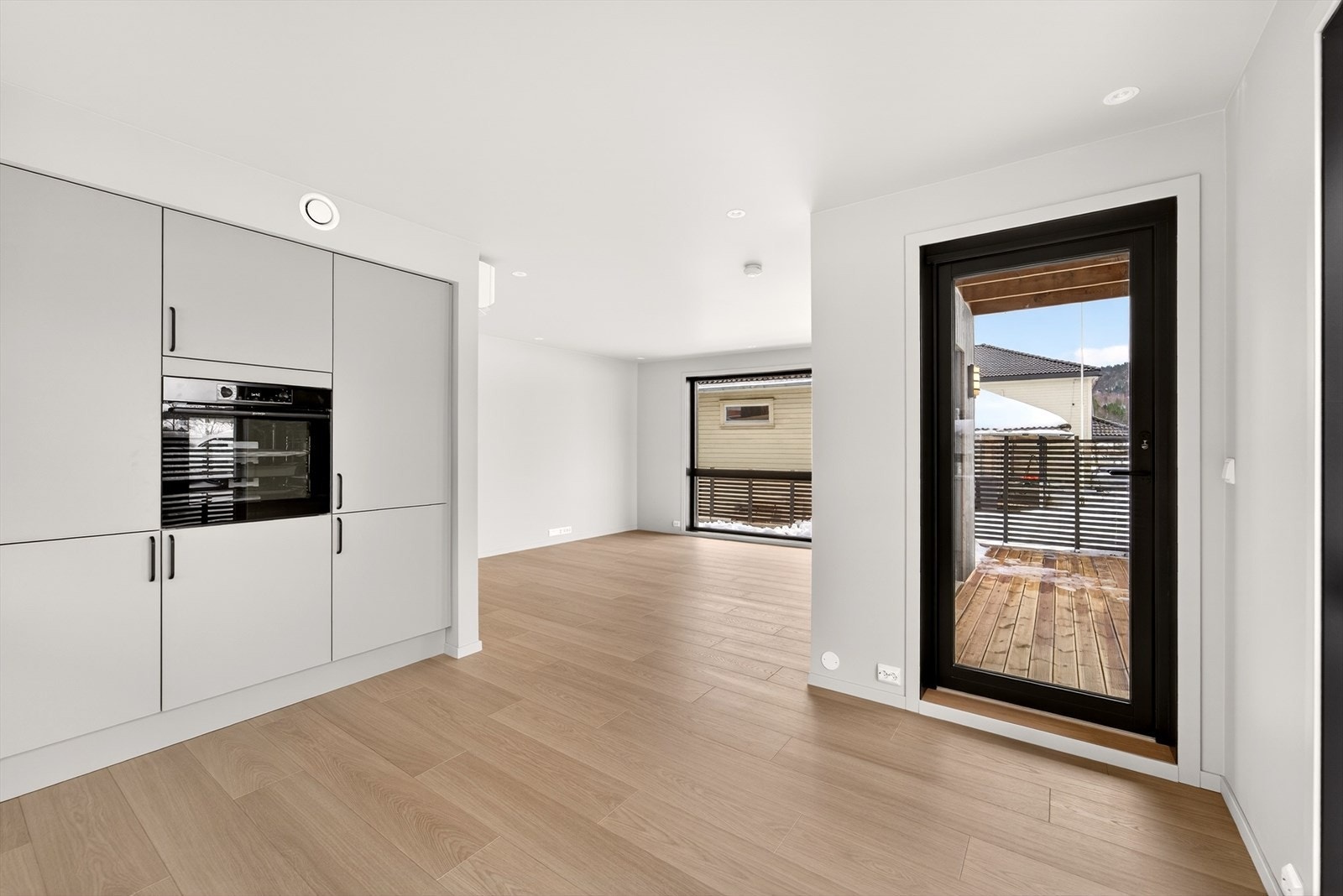 Kjøkken mot stue. Her er det også utgang til terrasse. Galleribilde