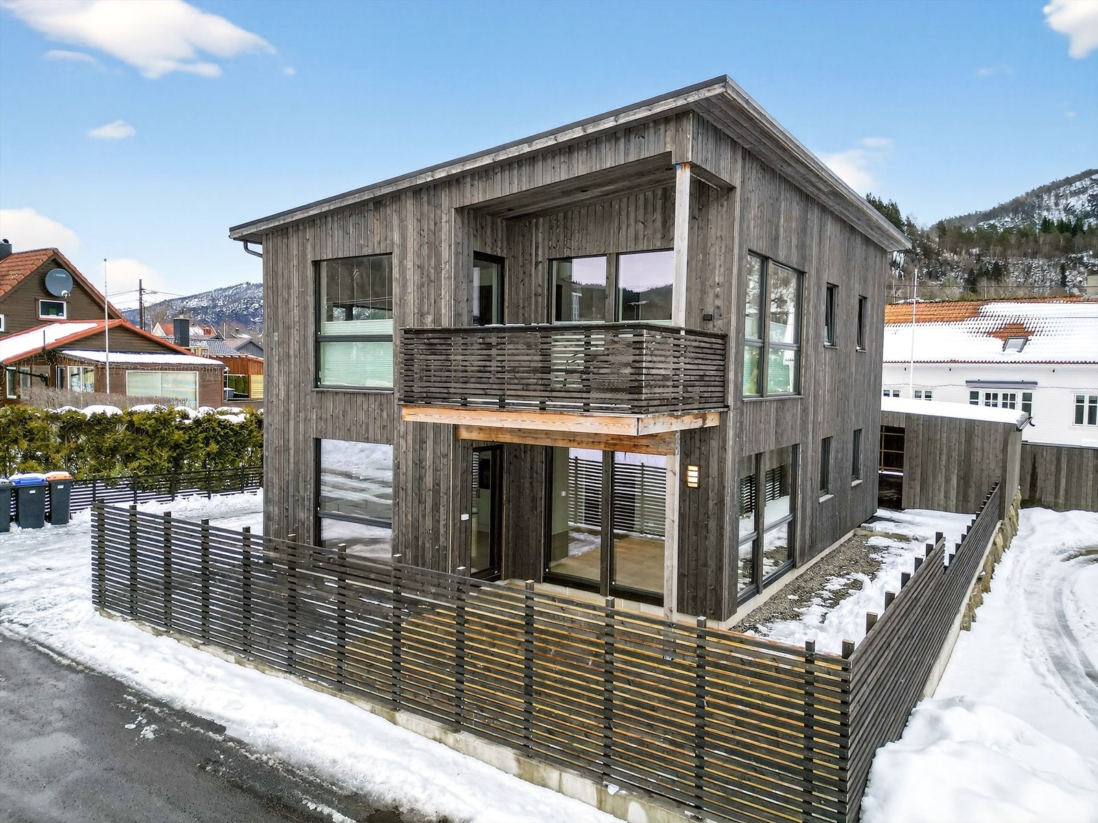 En moderne horisontaldelt tomannsbolig. Galleribilde