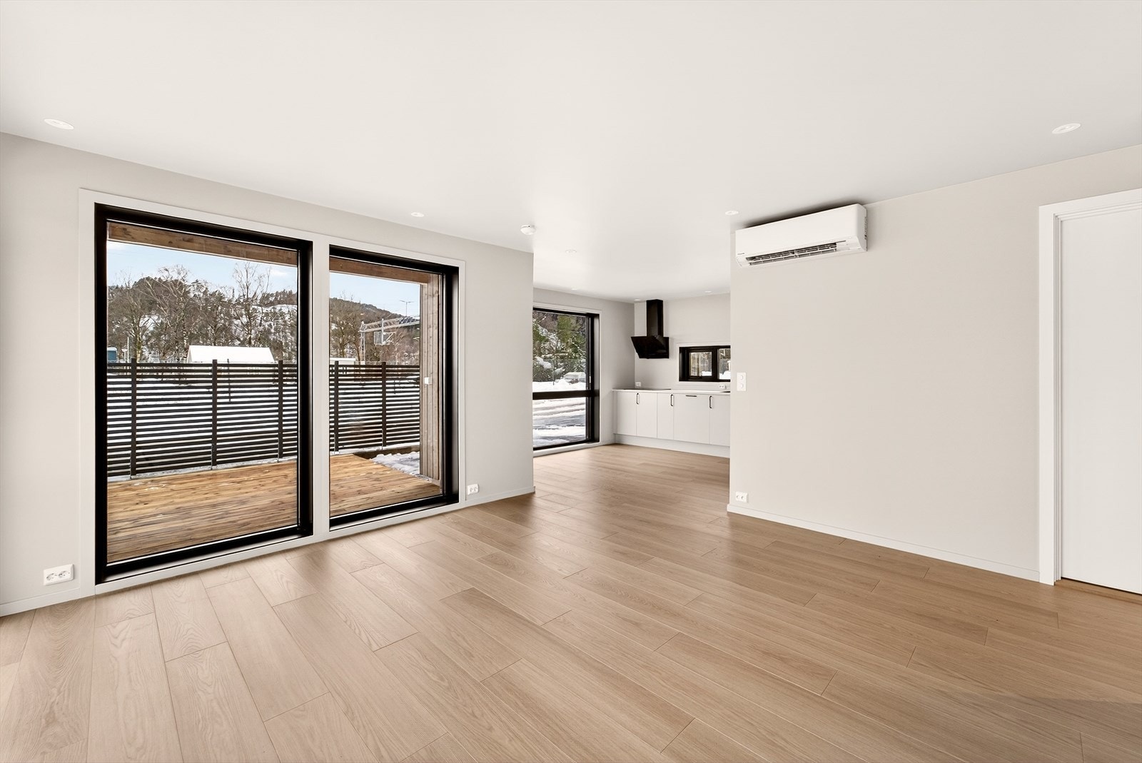 Stue med åpen løsning mot kjøkken. Galleribilde