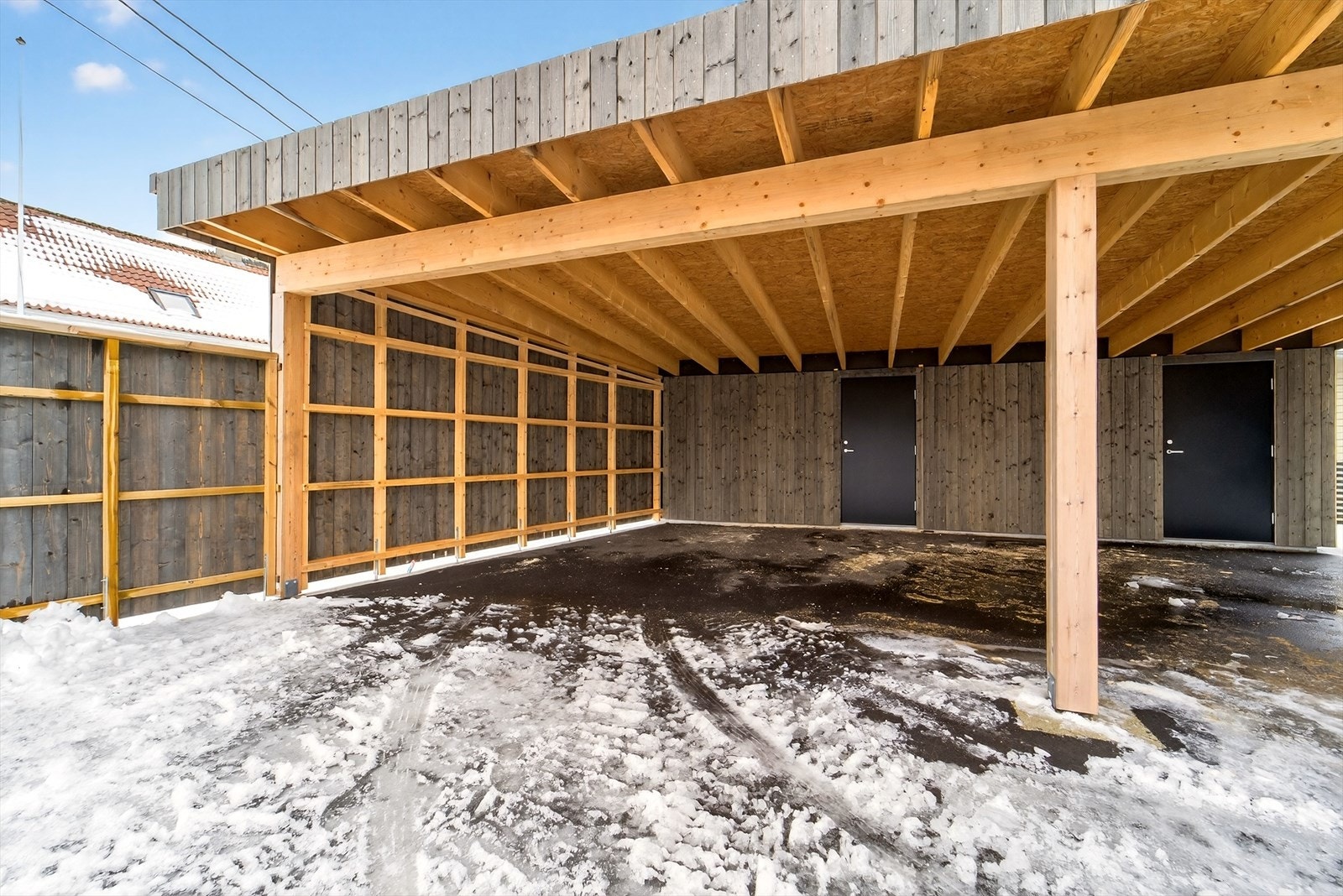 Parkering i carport med tilhørende utvendig bod. Galleribilde