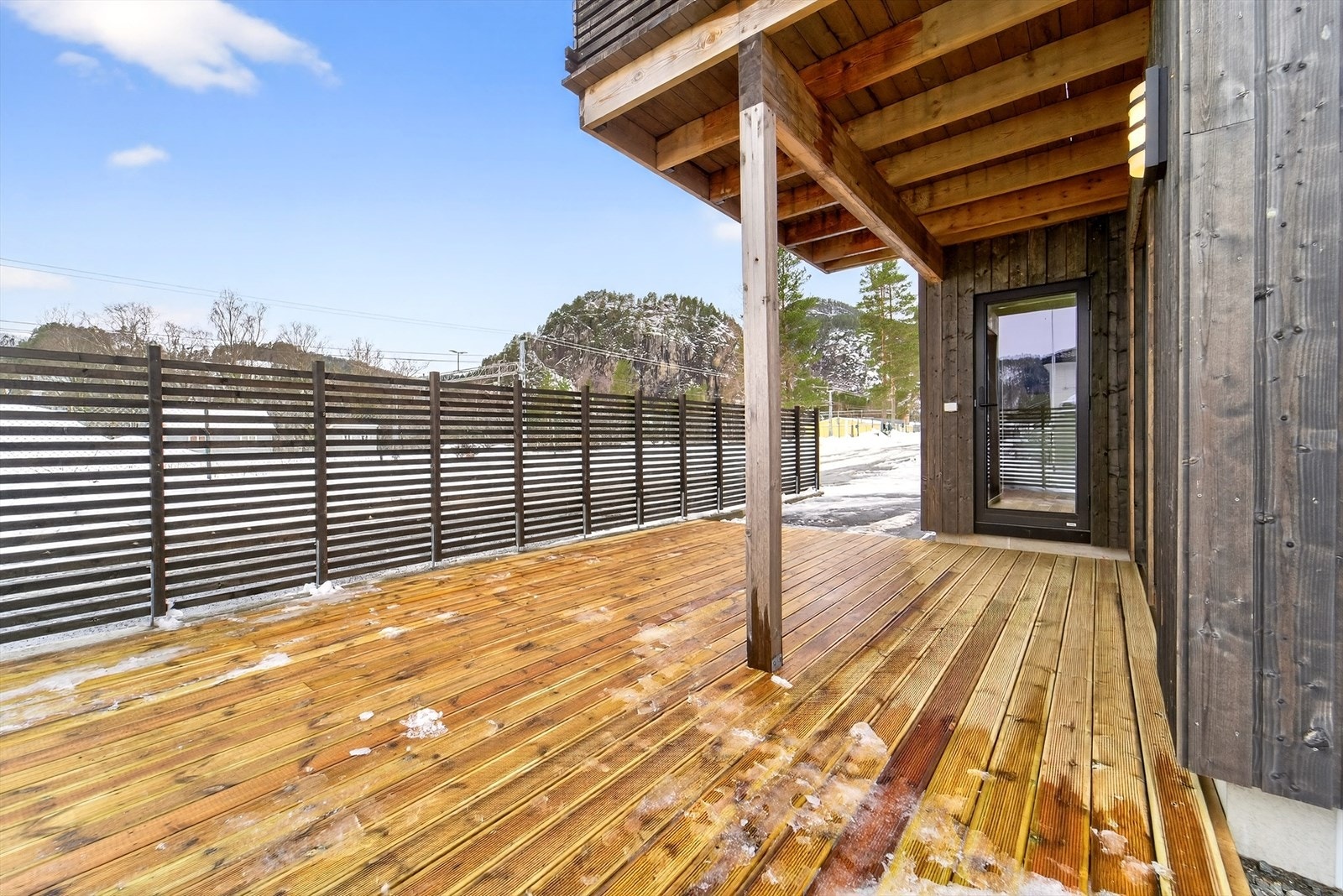 Romslig terrasse foran boligen. Galleribilde