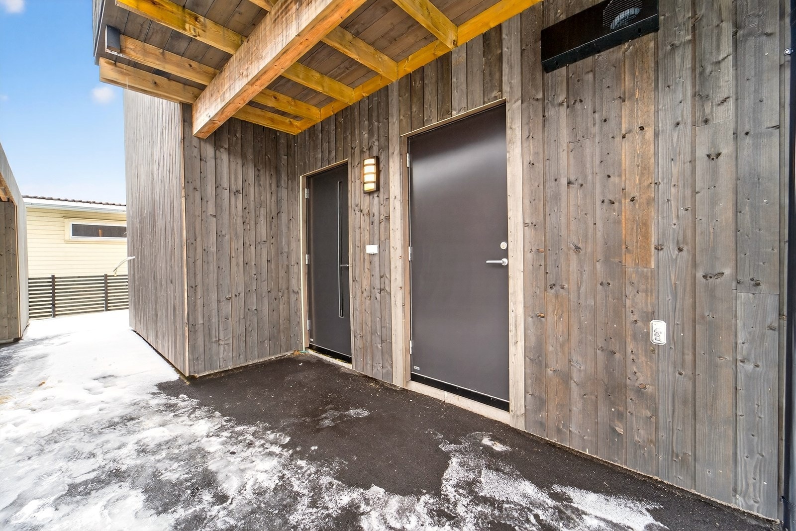 Inngangsparti til leiligheten. En hovedinngang og en dør til bod/vaskerom. Galleribilde