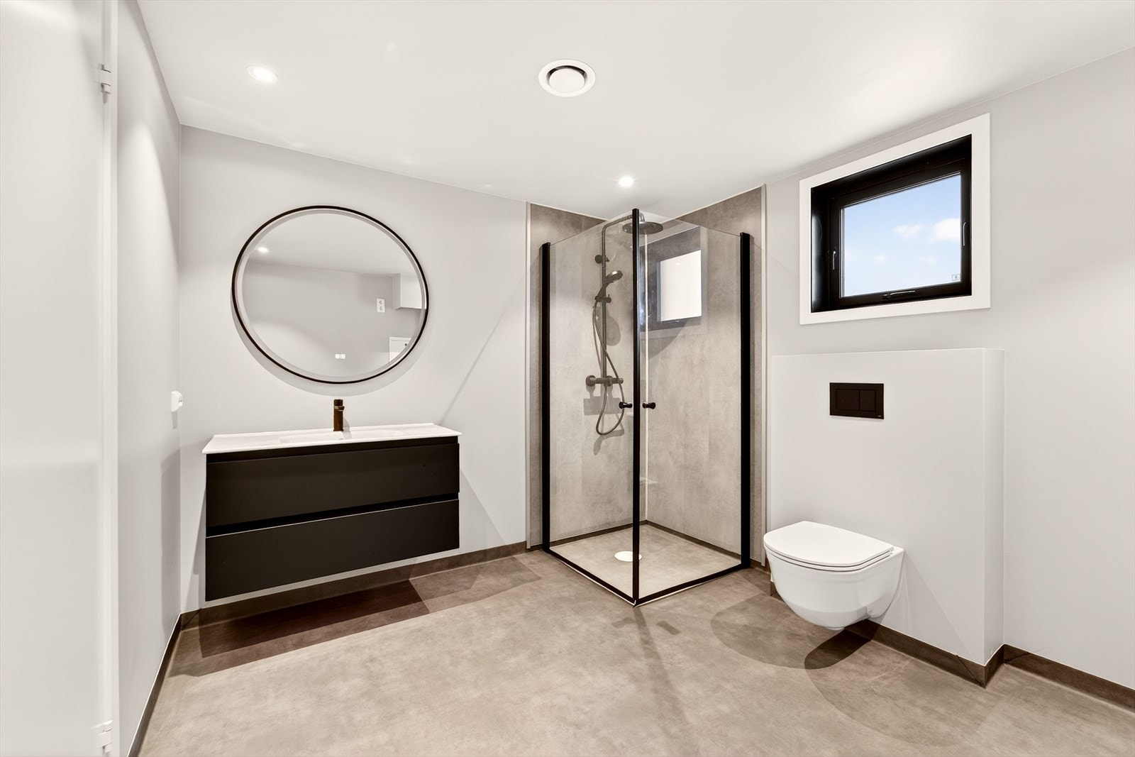 Delikat bad med mørke detaljer. Galleribilde