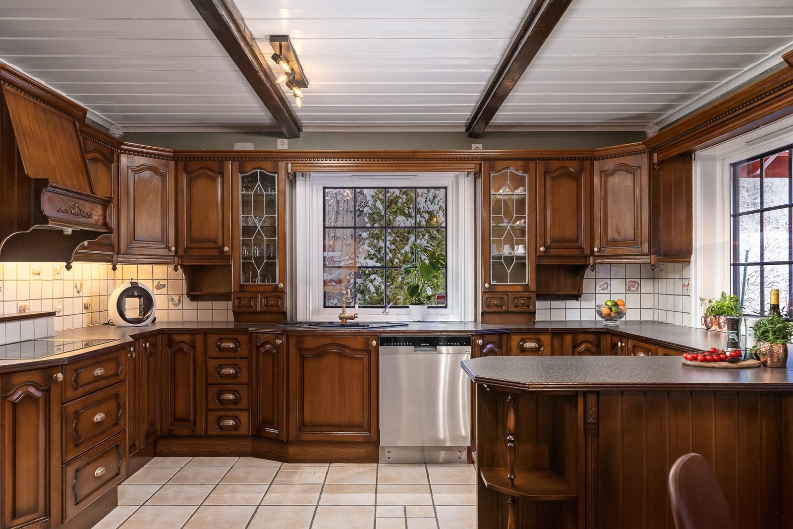 Praktisk kjøkken med gode arbeidsflater og hvitevarer fra Siemens og Miele. Galleribilde