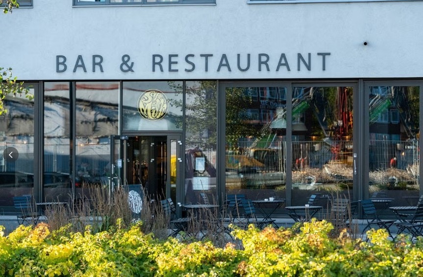 Det er flere hyggelige spisesteder i nærområdet. Her fra Frøken Smillas bar og restaurant. Galleribilde