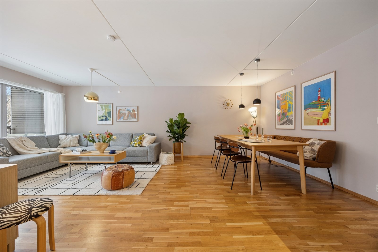 Stuen har gode møbleringsmuligheter med god plass til sofagruppe og spisesalong. Galleribilde